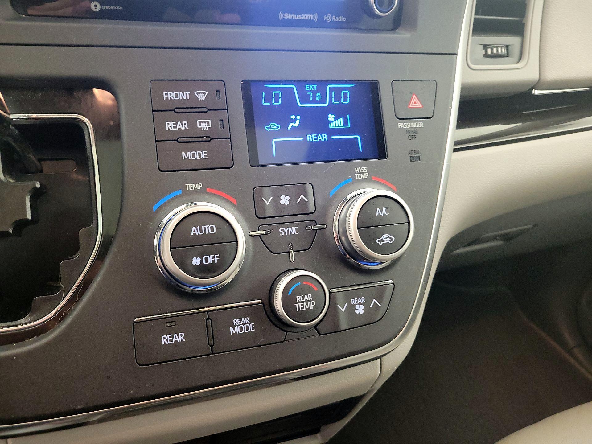 Thumbnail: 2019 Toyota Sienna - 17