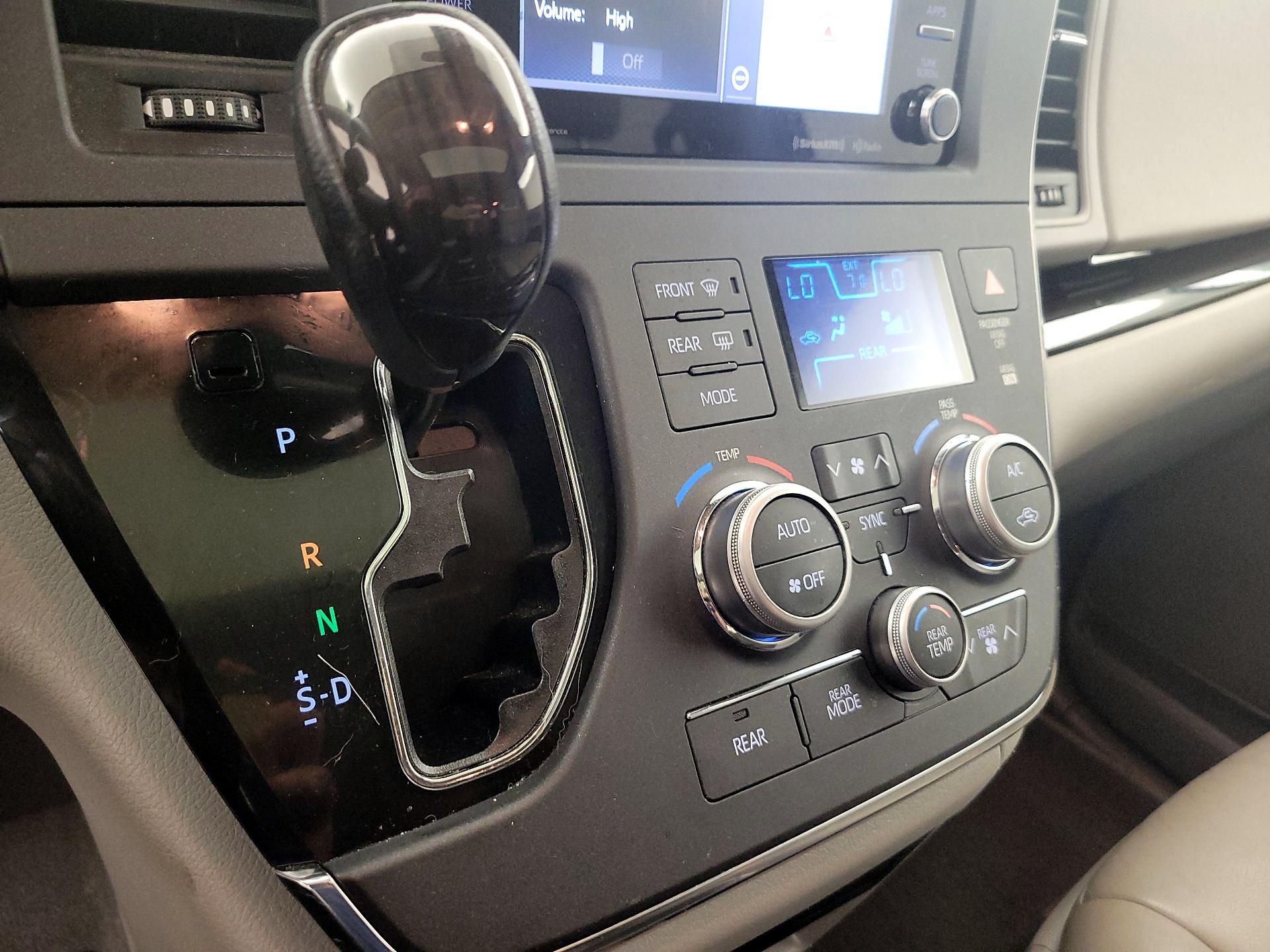 Thumbnail: 2019 Toyota Sienna - 18