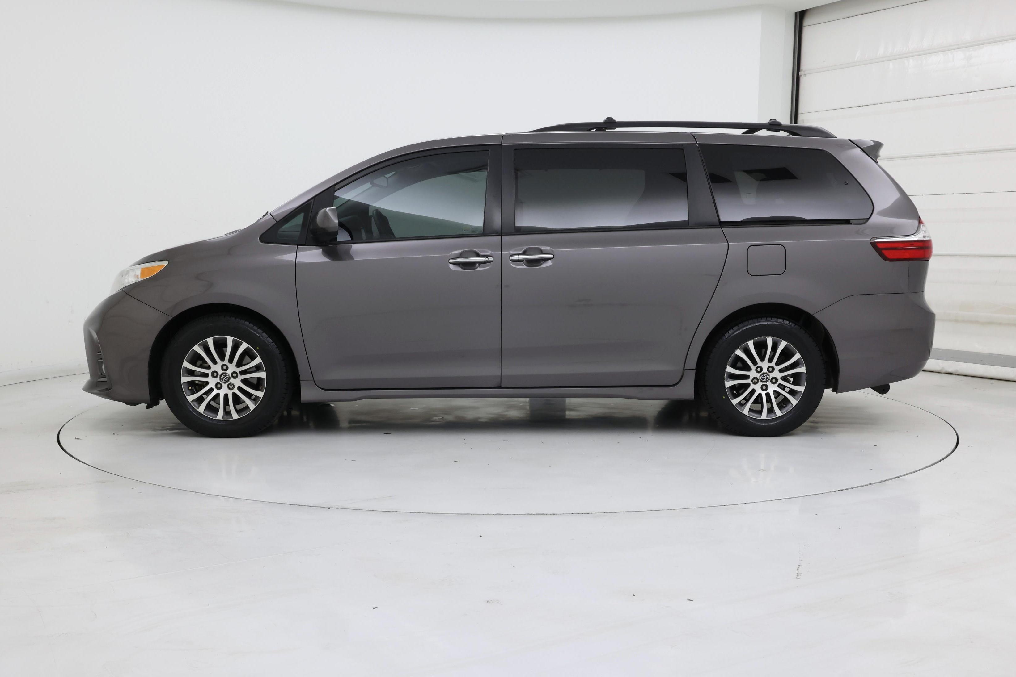 Thumbnail: 2019 Toyota Sienna - 3