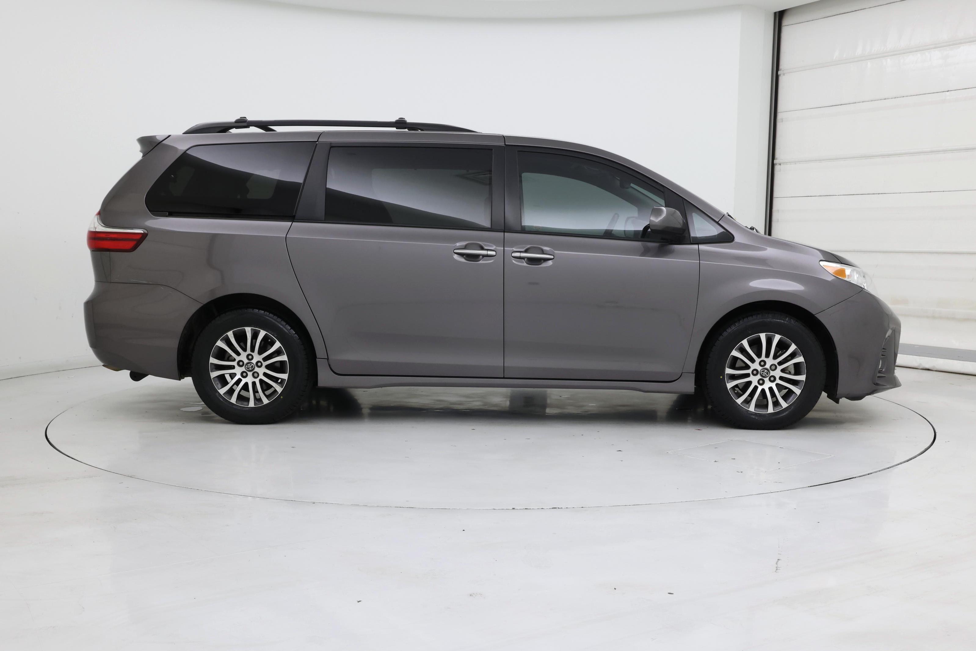 Thumbnail: 2019 Toyota Sienna - 7