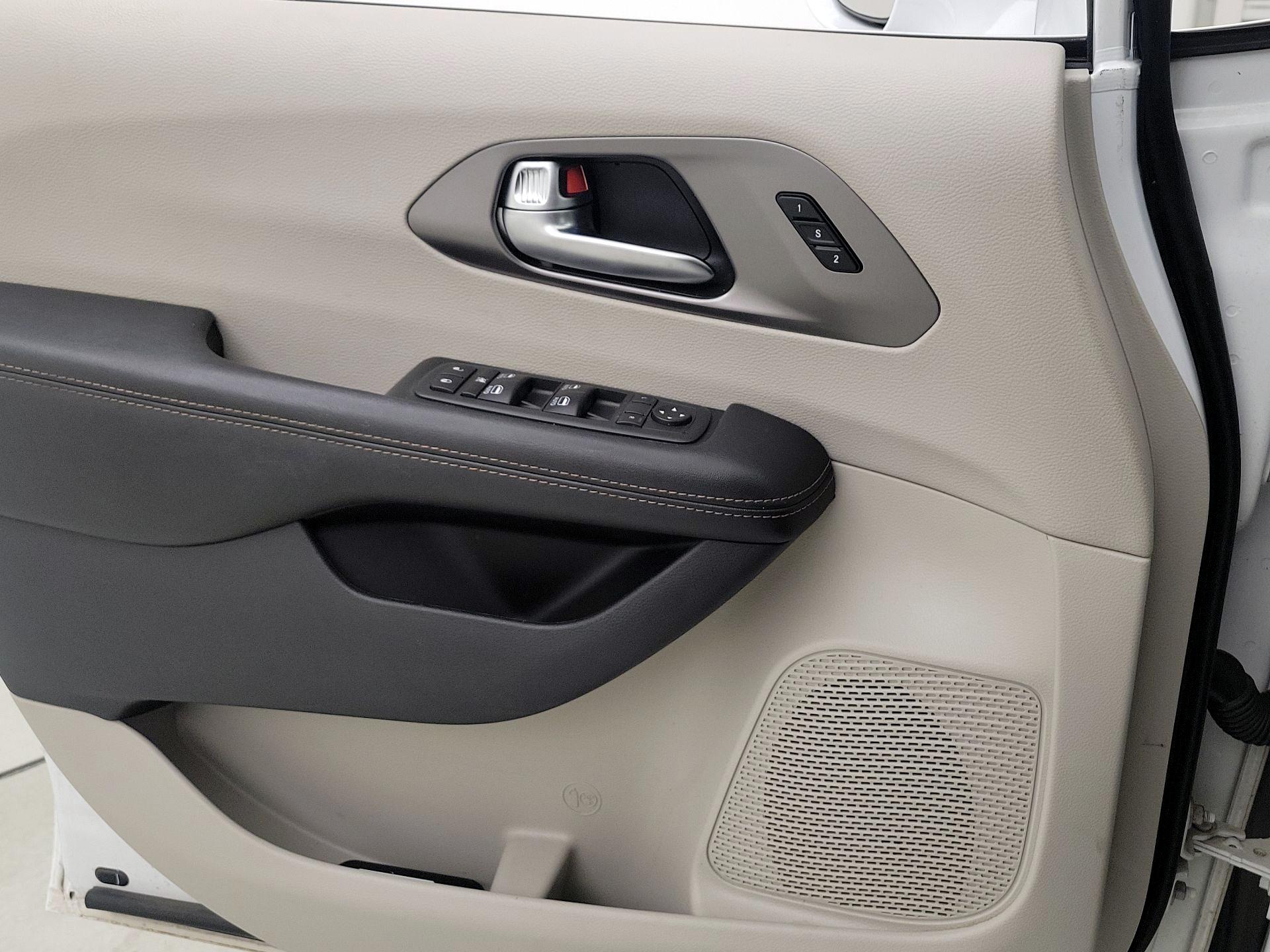 Thumbnail: 2020 Chrysler Pacifica - 12