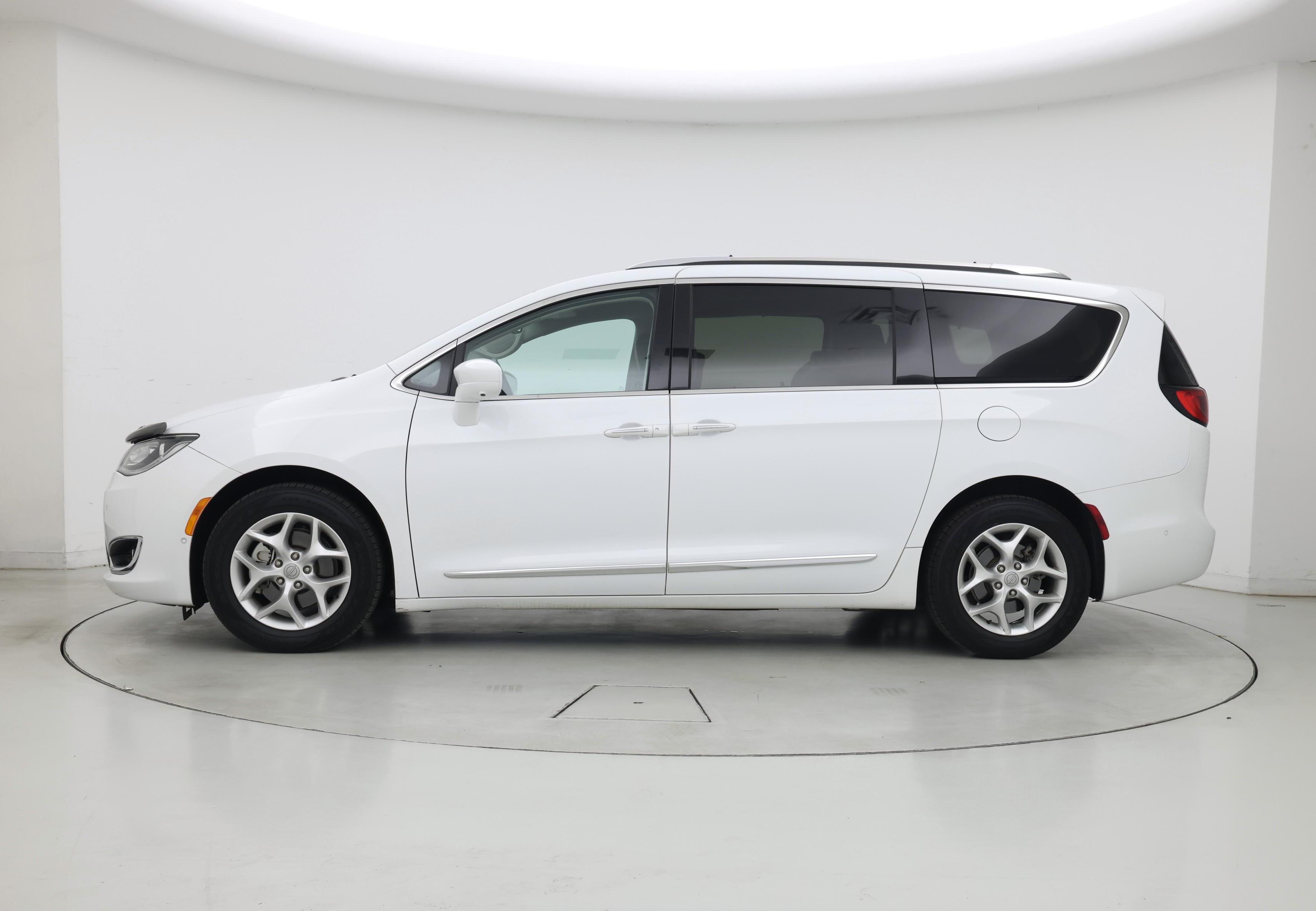 Thumbnail: 2020 Chrysler Pacifica - 3