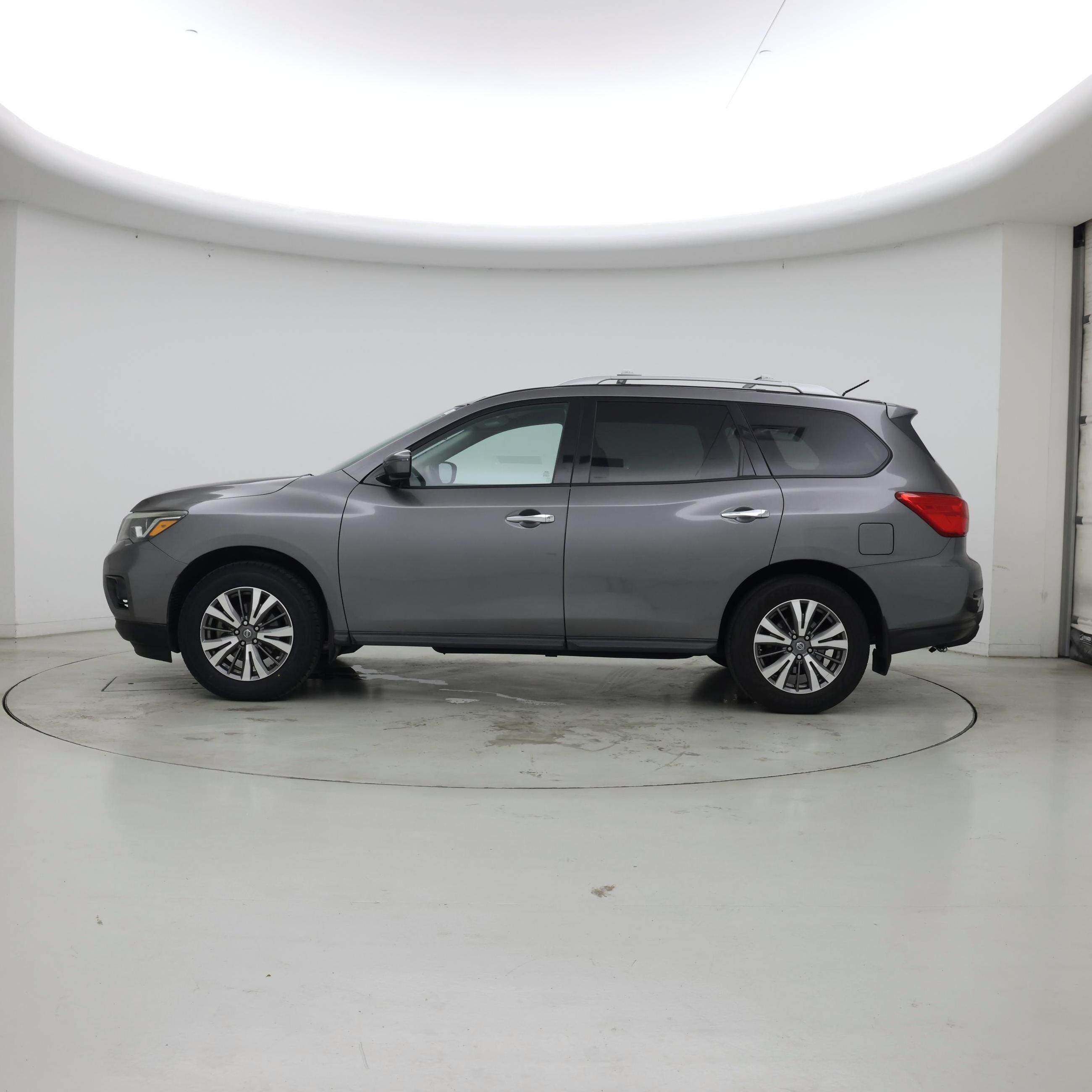 Thumbnail: 2017 Nissan Pathfinder - 3