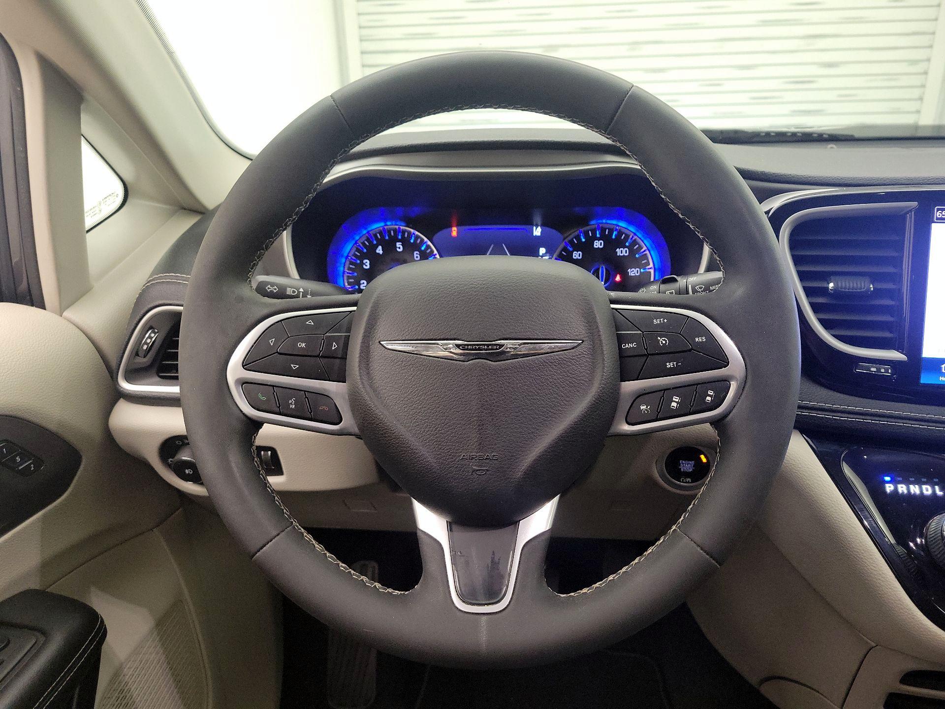 Thumbnail: 2022 Chrysler Pacifica - 10