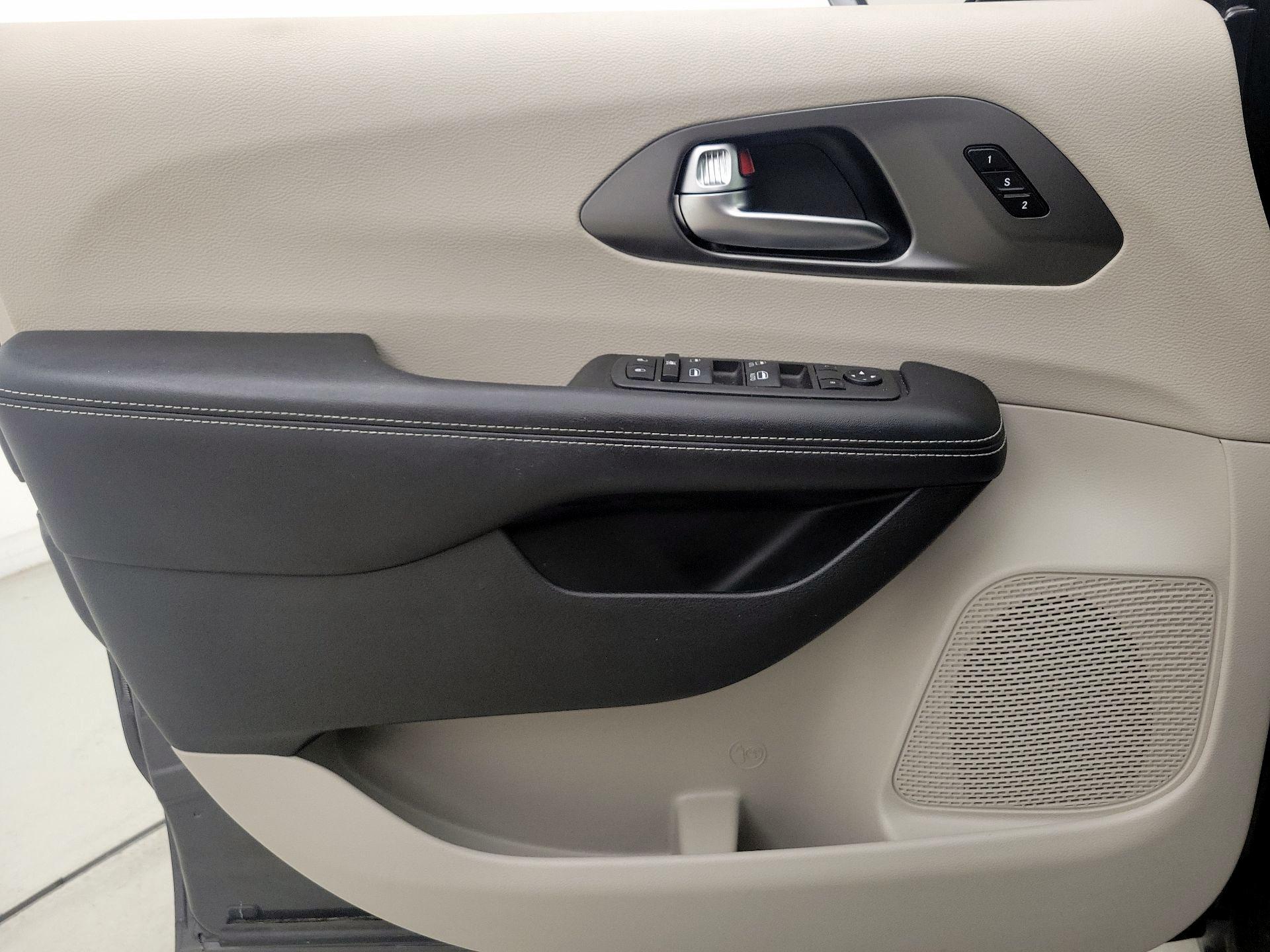 Thumbnail: 2022 Chrysler Pacifica - 12