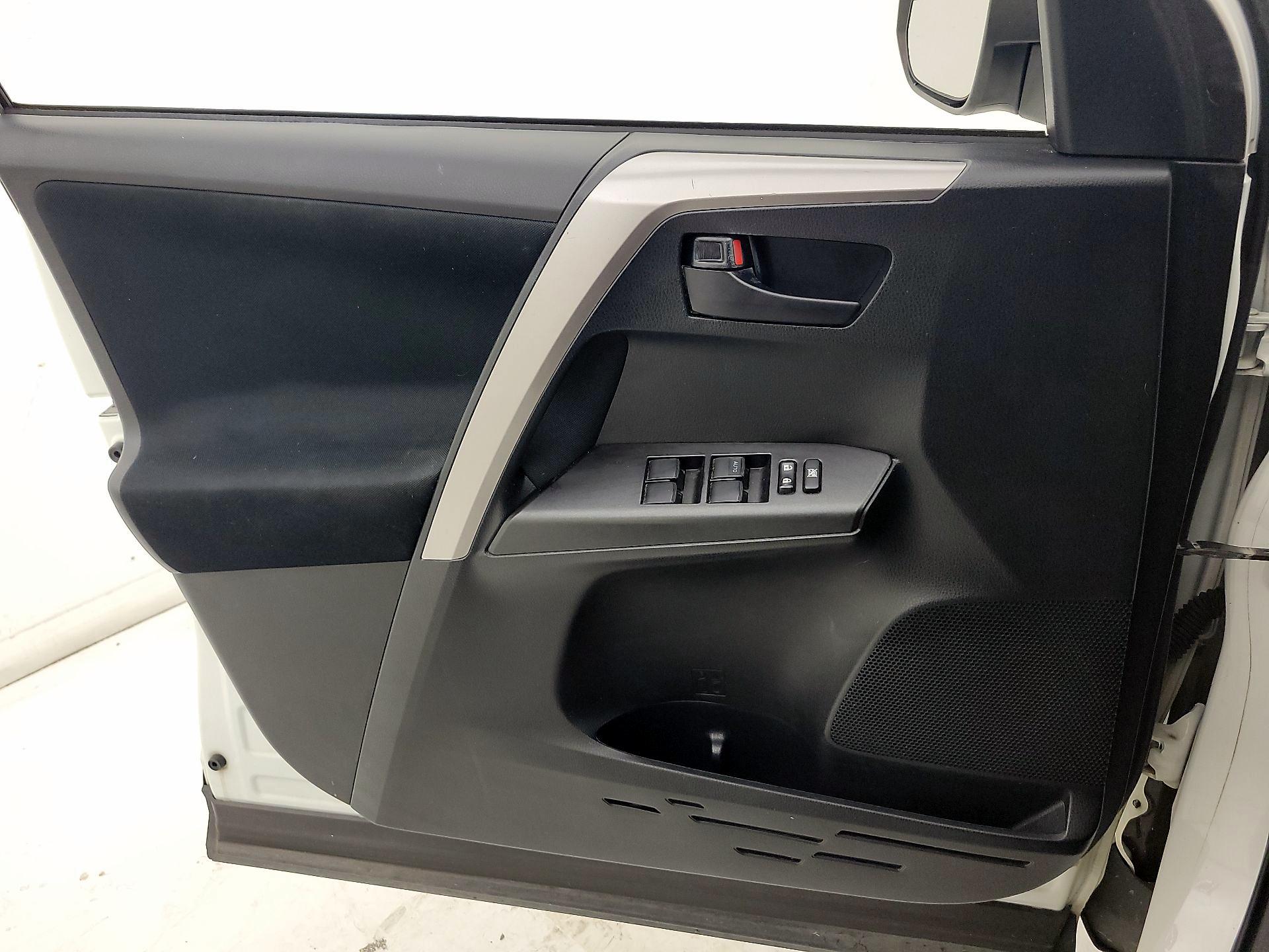 Thumbnail: 2016 Toyota RAV4 - 12