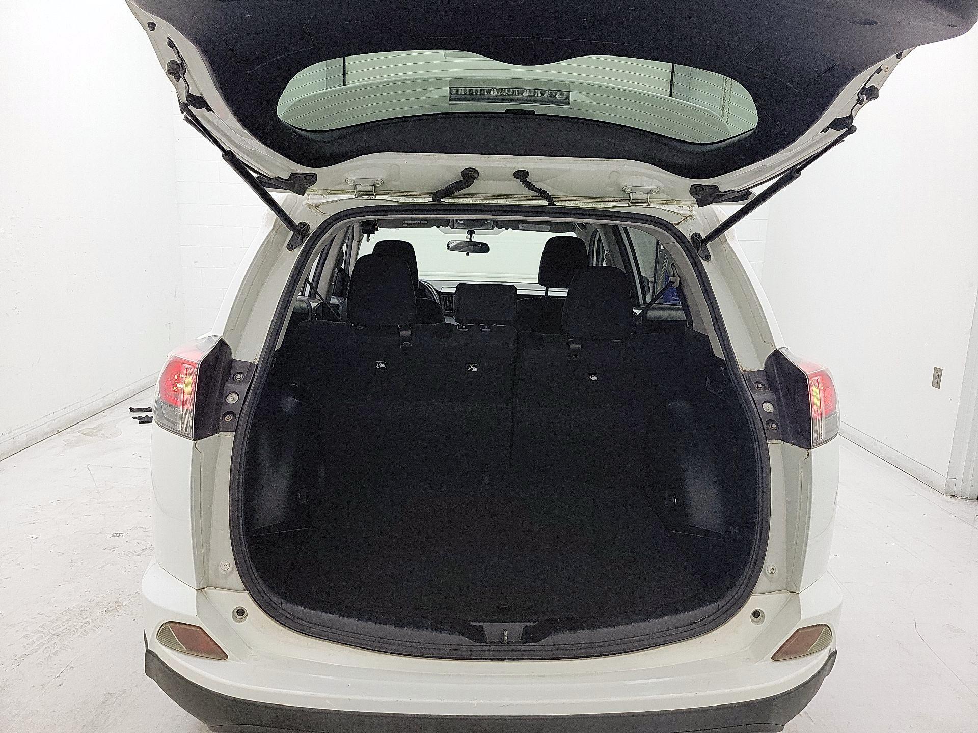Thumbnail: 2016 Toyota RAV4 - 20