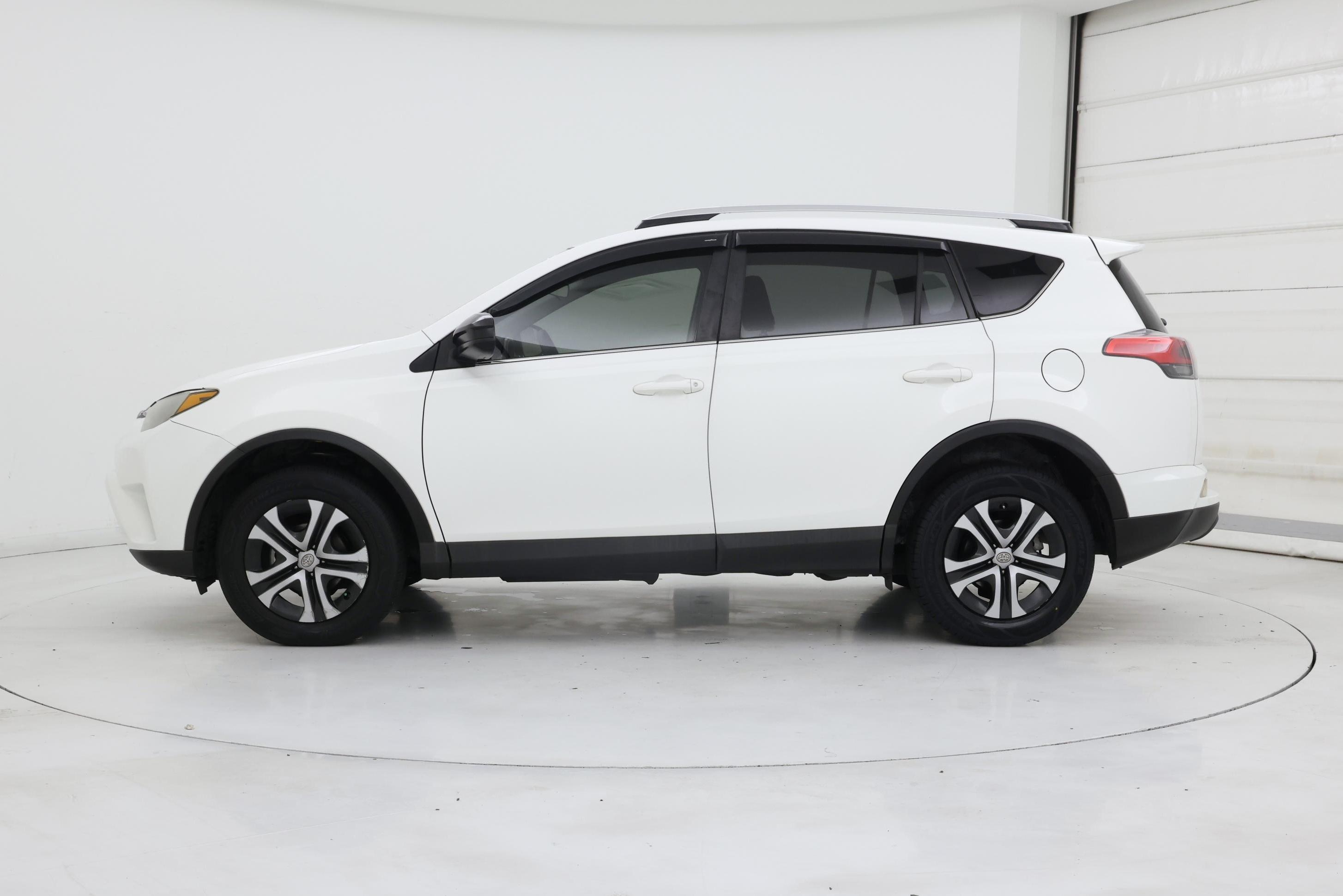 Thumbnail: 2016 Toyota RAV4 - 3