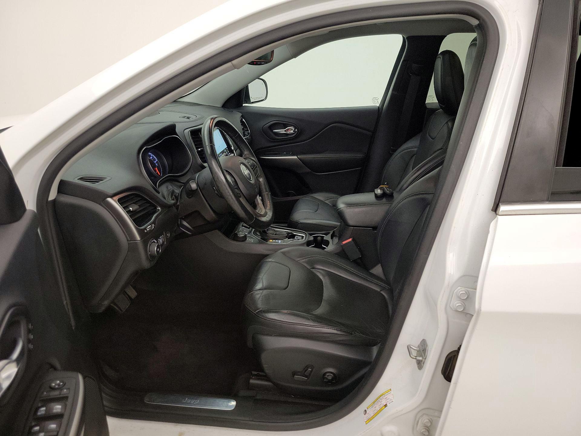 Thumbnail: 2019 Jeep Cherokee - 11
