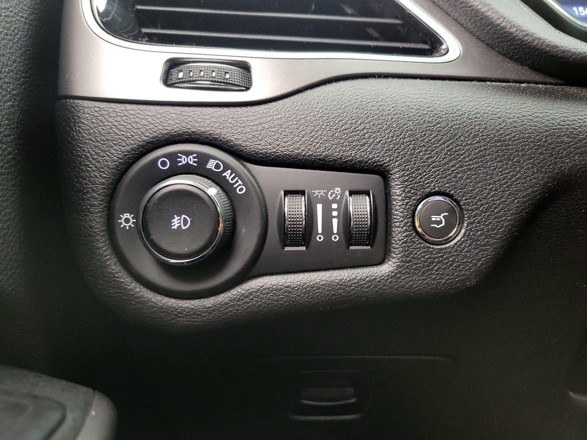 Thumbnail: 2019 Jeep Cherokee - 13