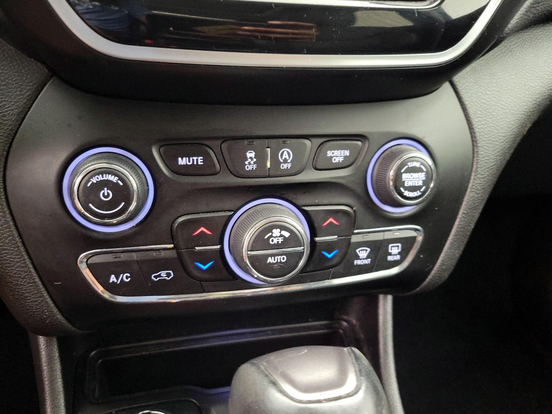 Thumbnail: 2019 Jeep Cherokee - 17