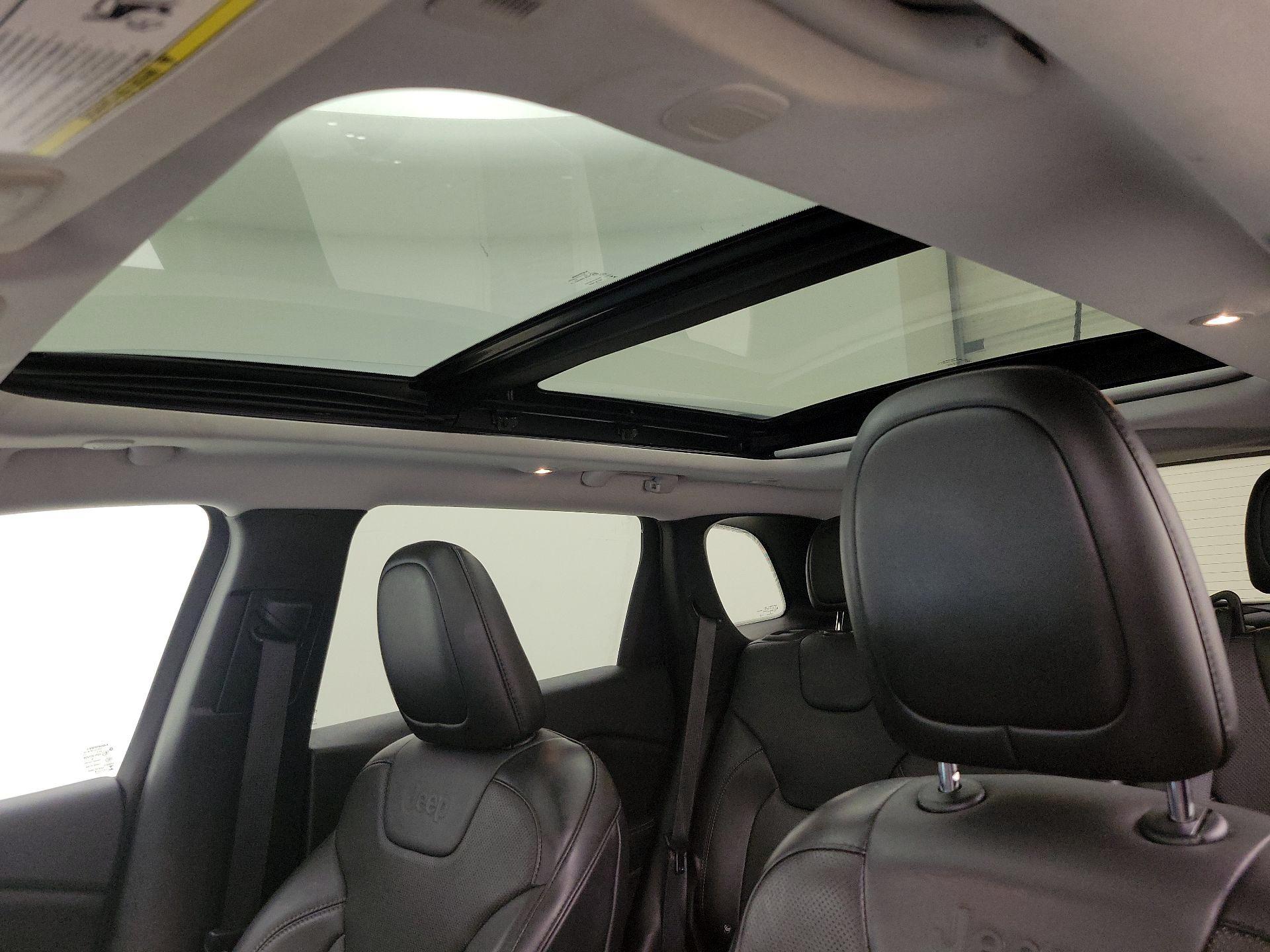 Thumbnail: 2019 Jeep Cherokee - 20