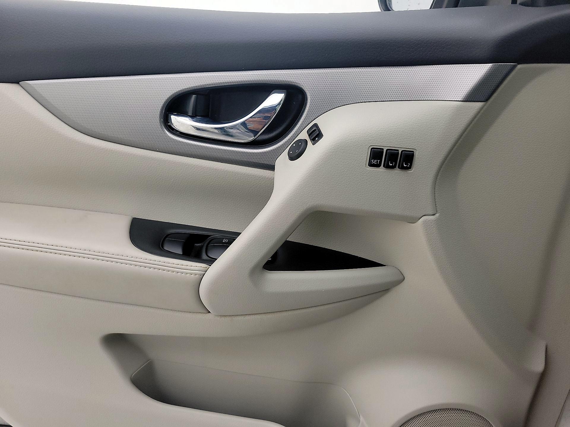 Thumbnail: 2020 Nissan Rogue Sport - 12