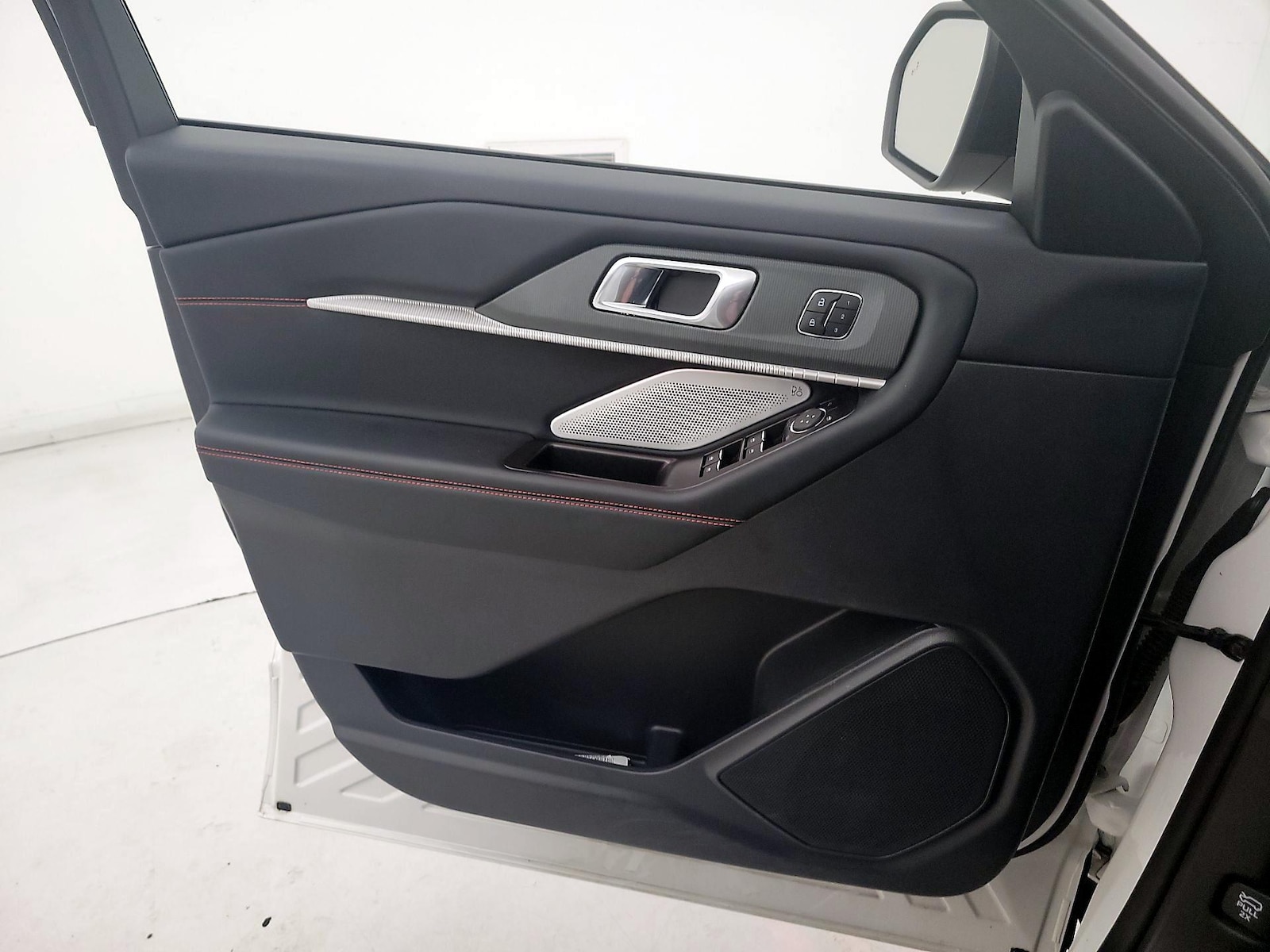 2025 Ford Explorer ST - Photo 13