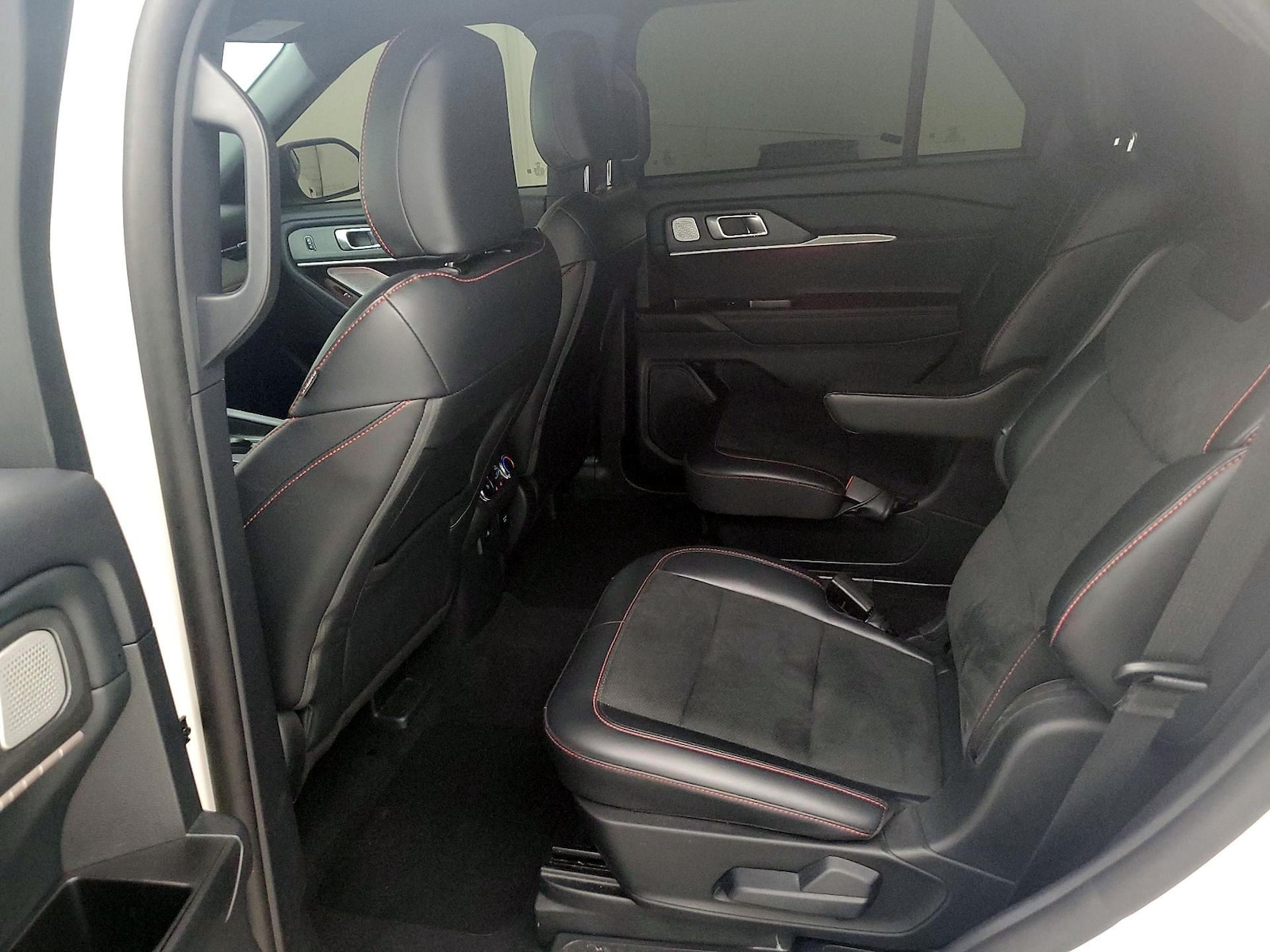 2025 Ford Explorer ST - Photo 18
