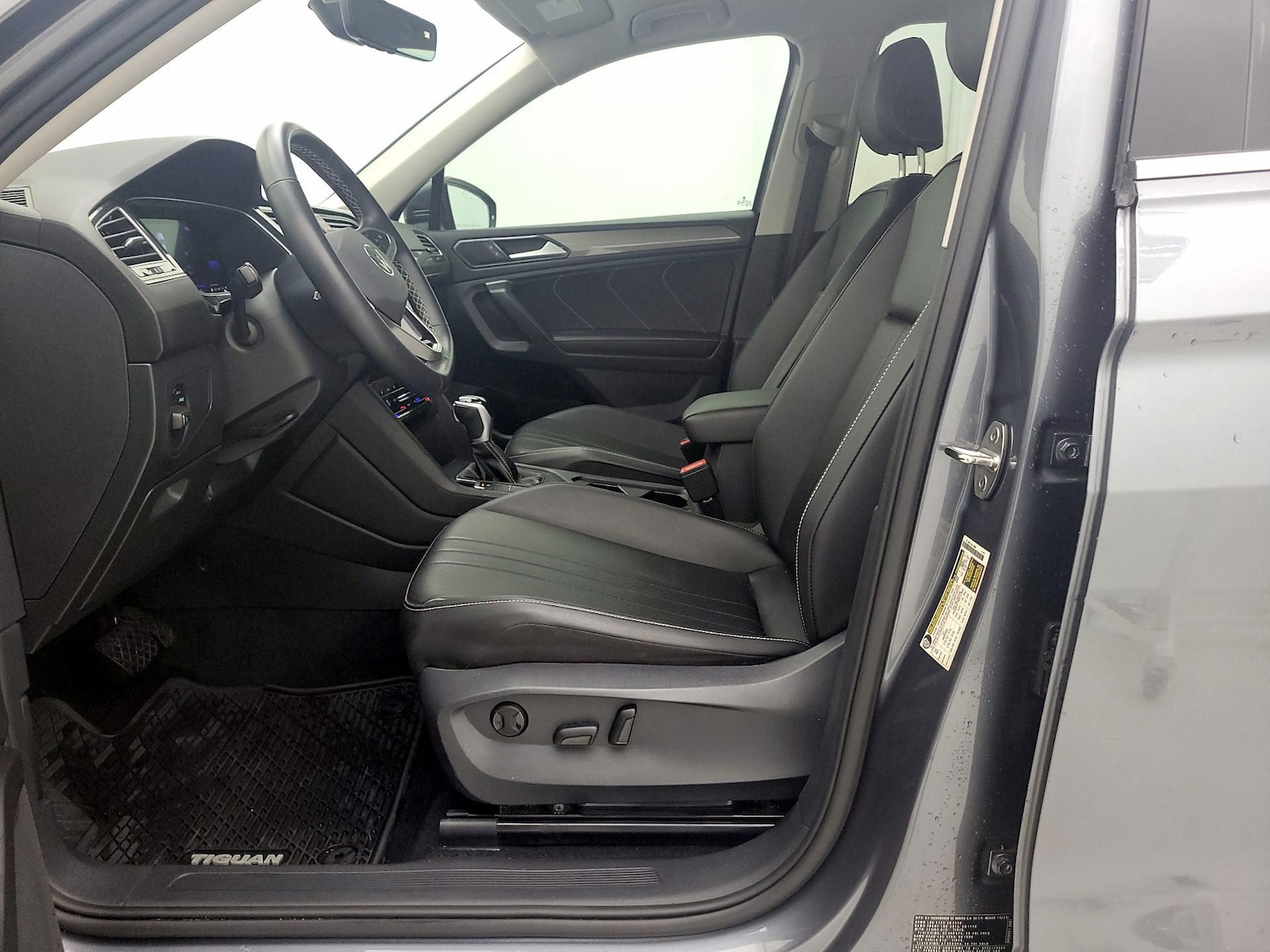 2024 Volkswagen Tiguan SE - Photo 12