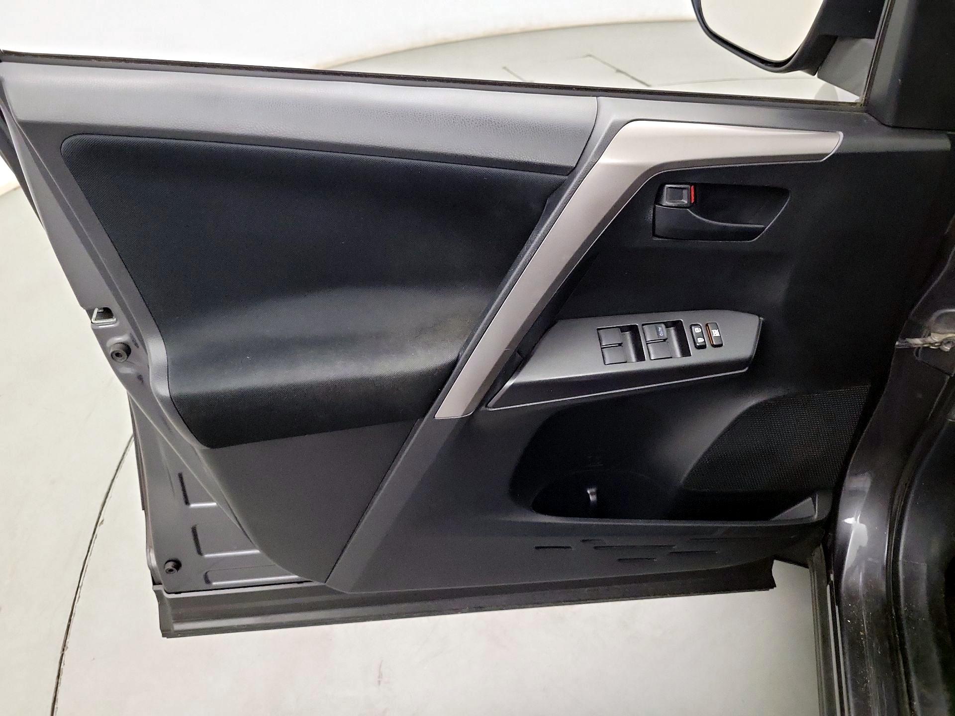 Thumbnail: 2016 Toyota RAV4 - 10