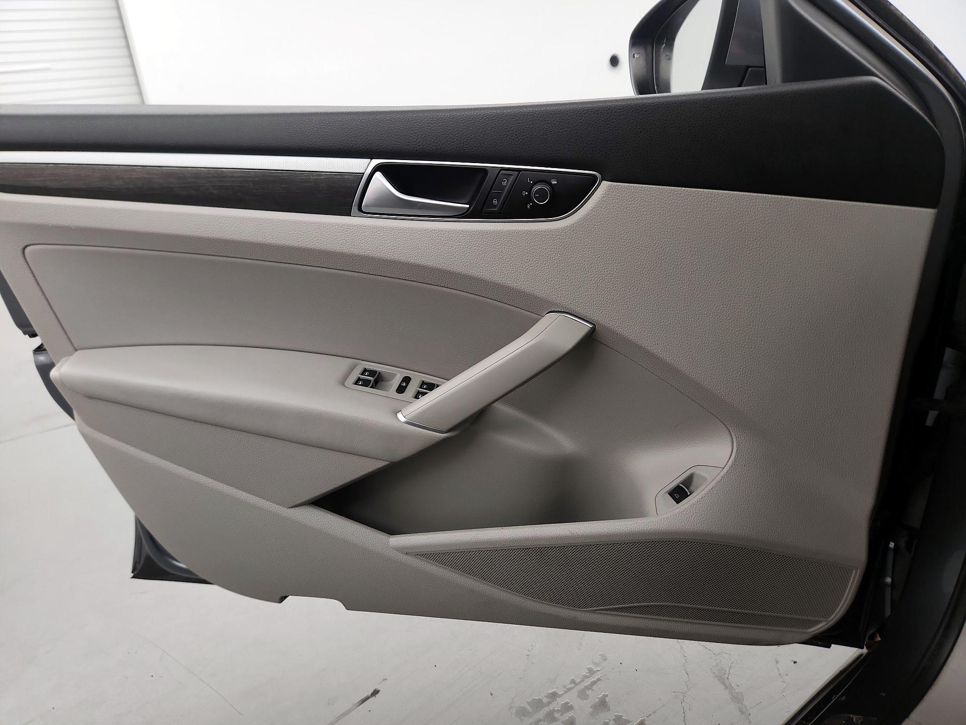 Thumbnail: 2017 Volkswagen Passat - 12