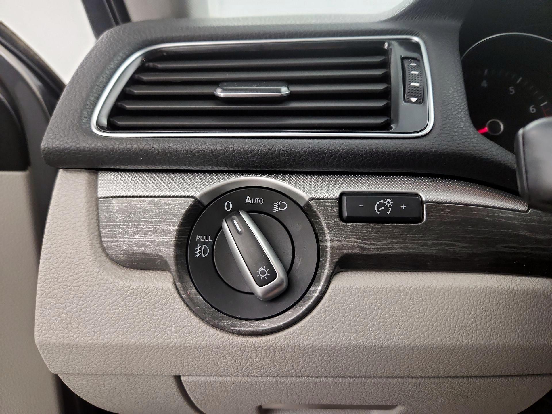 Thumbnail: 2017 Volkswagen Passat - 13