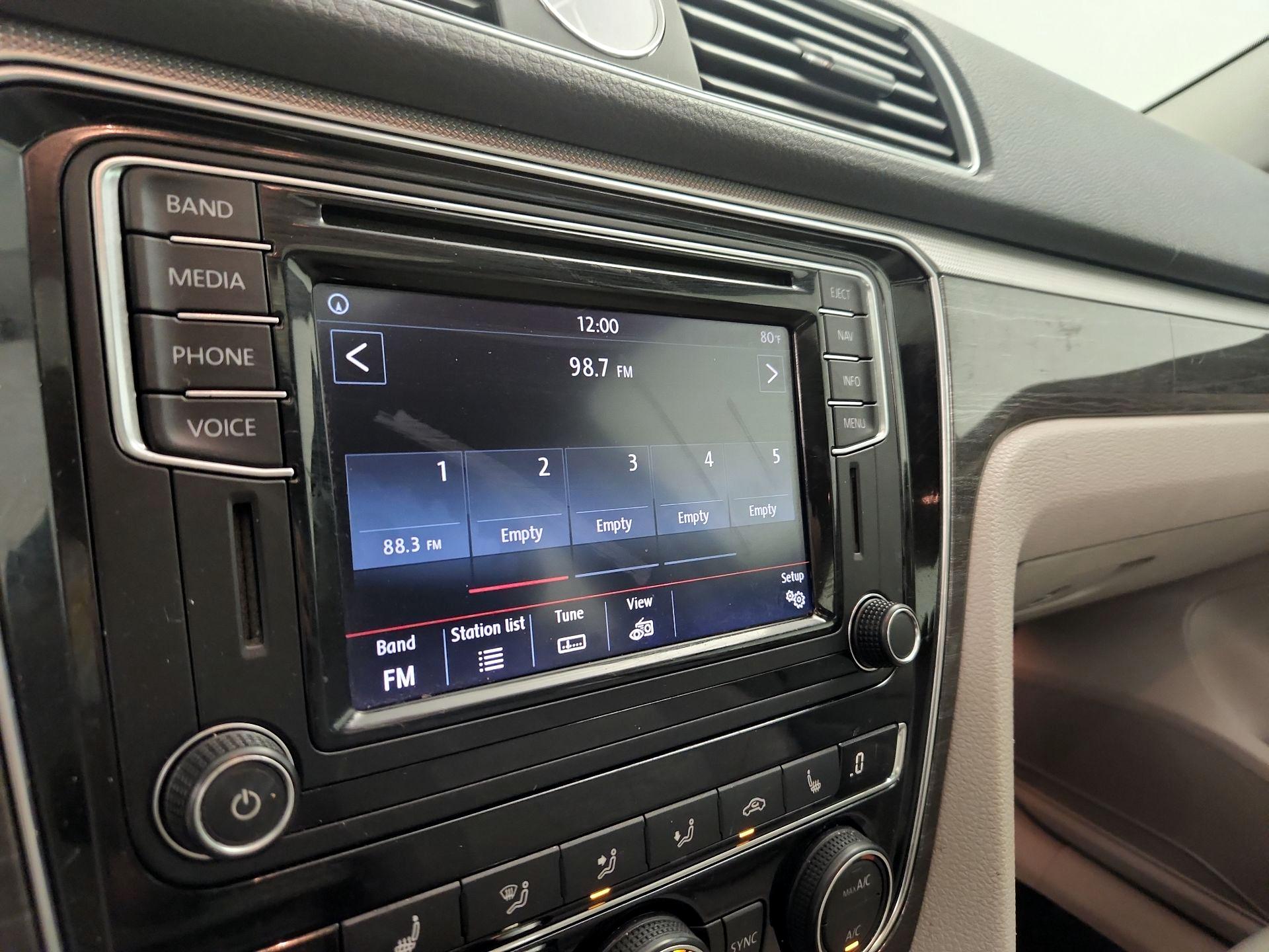 Thumbnail: 2017 Volkswagen Passat - 15