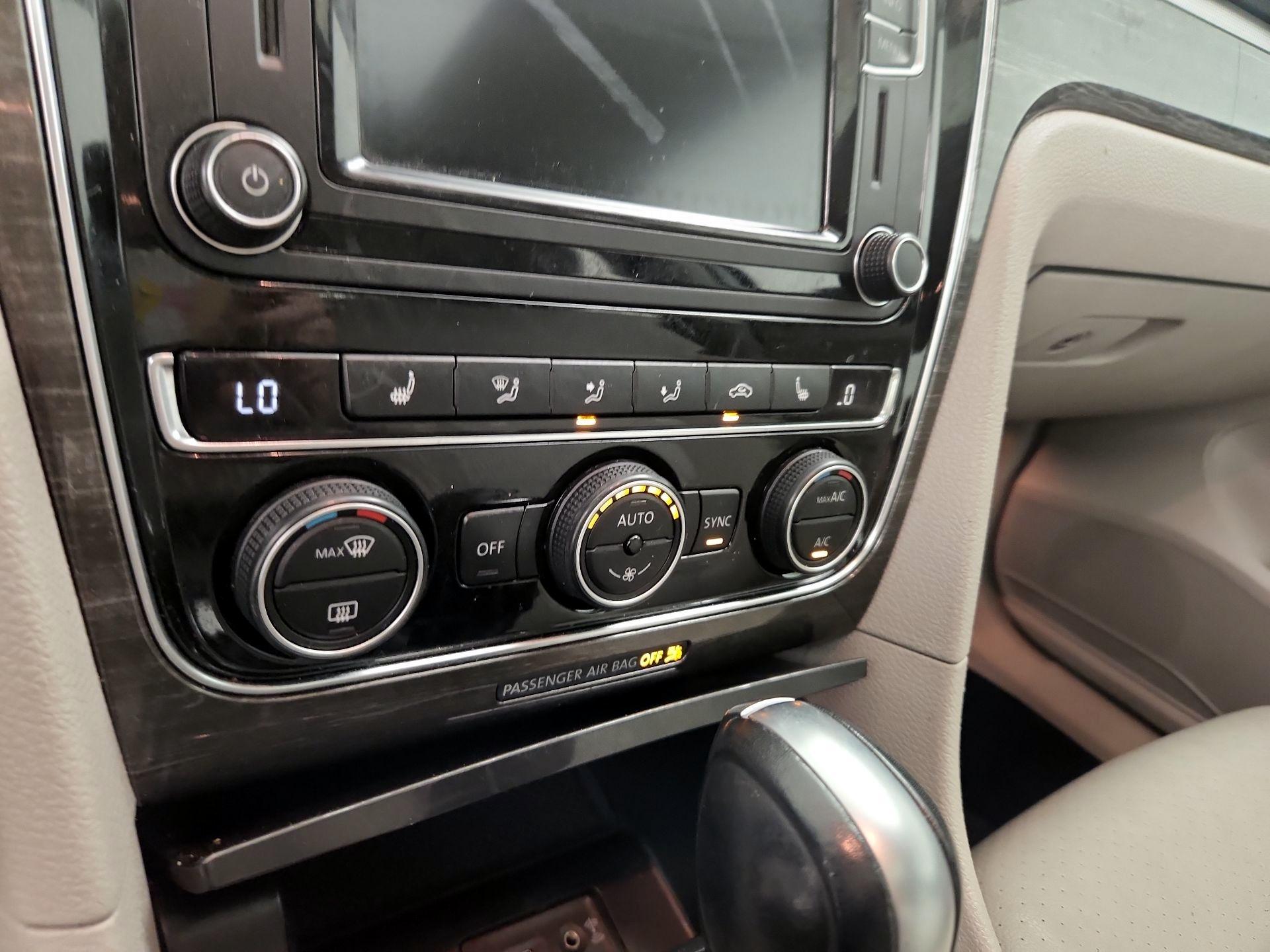 Thumbnail: 2017 Volkswagen Passat - 16