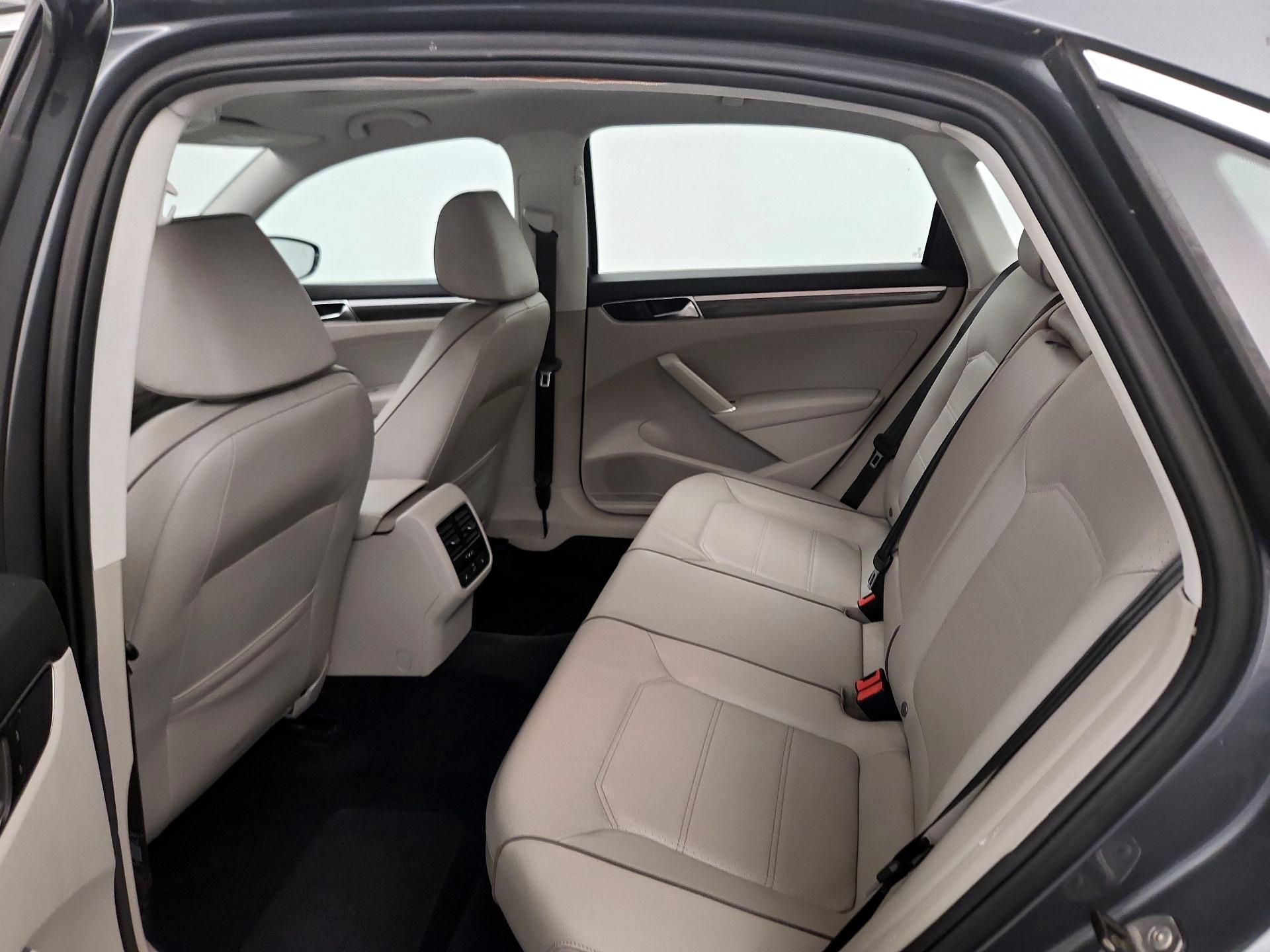 Thumbnail: 2017 Volkswagen Passat - 20