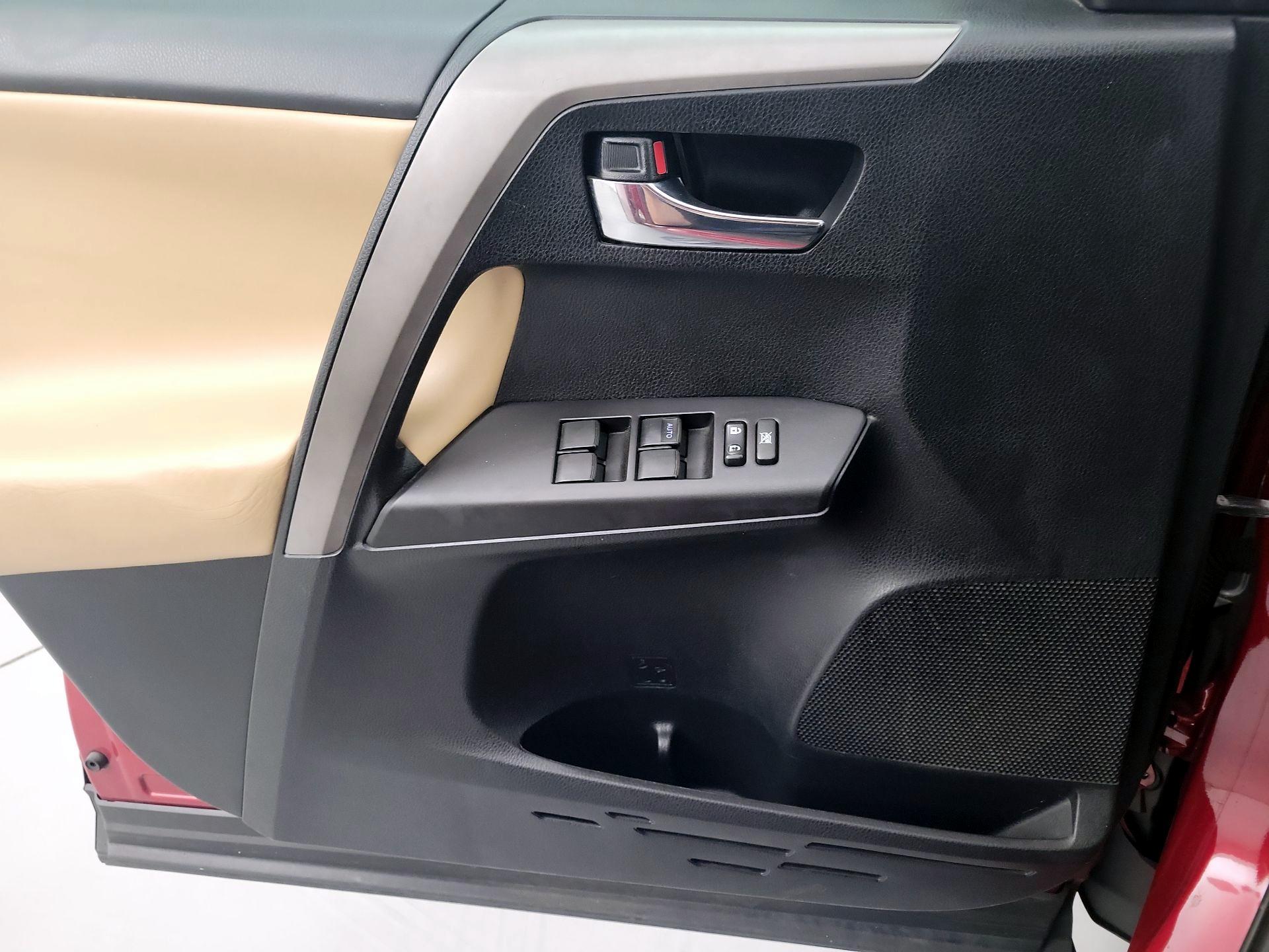 Thumbnail: 2018 Toyota RAV4 - 12