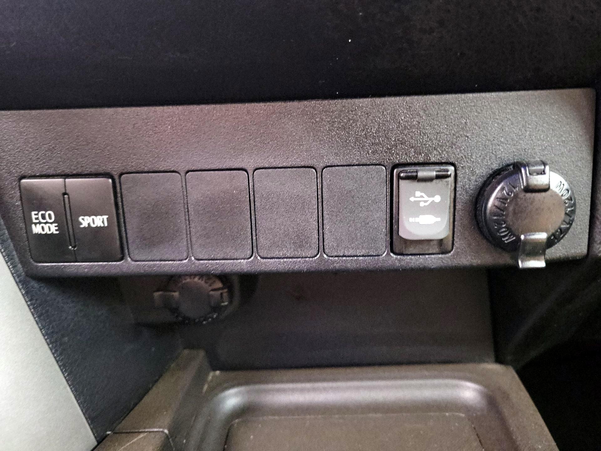 Thumbnail: 2018 Toyota RAV4 - 18