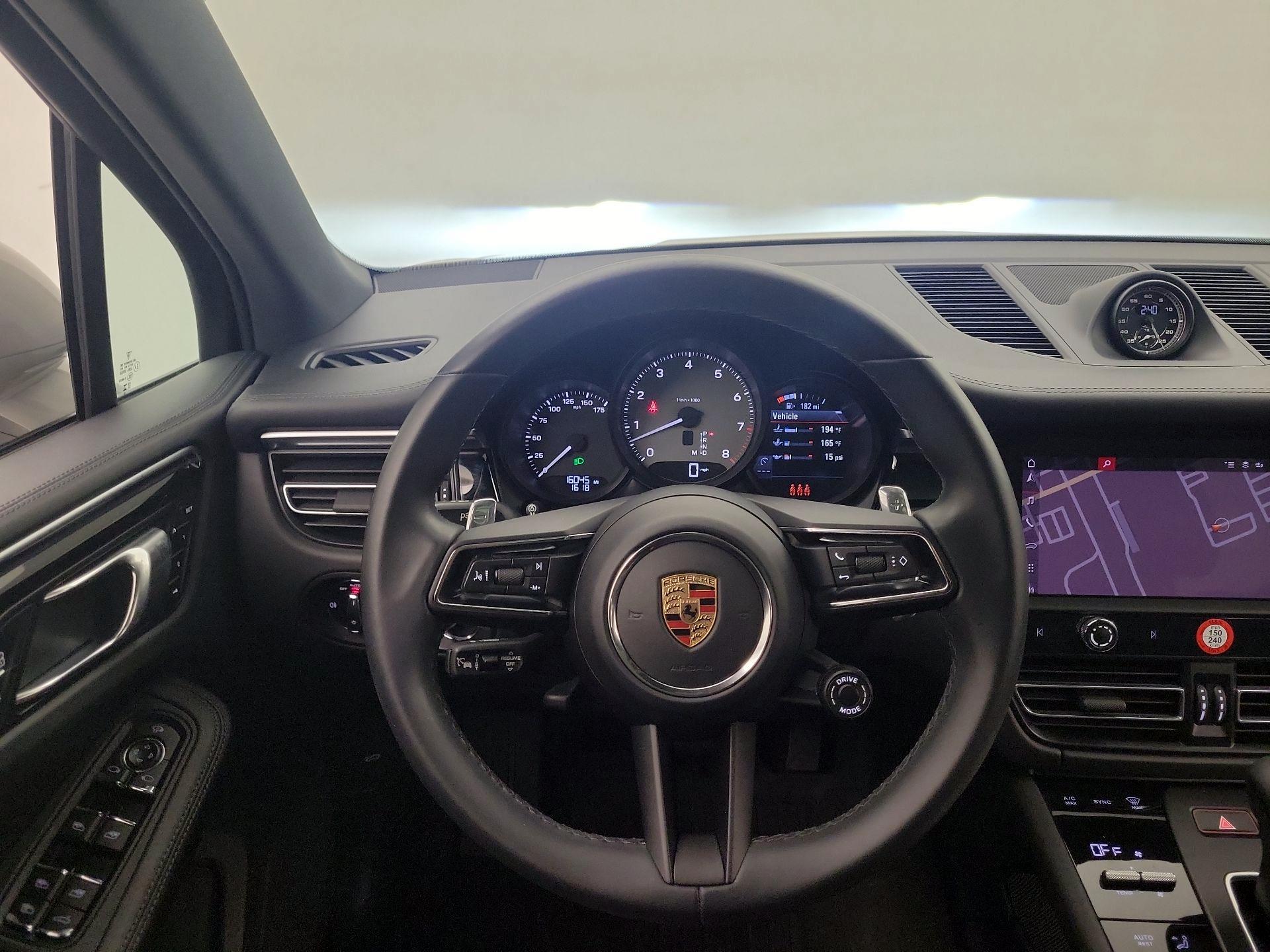 Thumbnail: 2023 Porsche Macan - 10