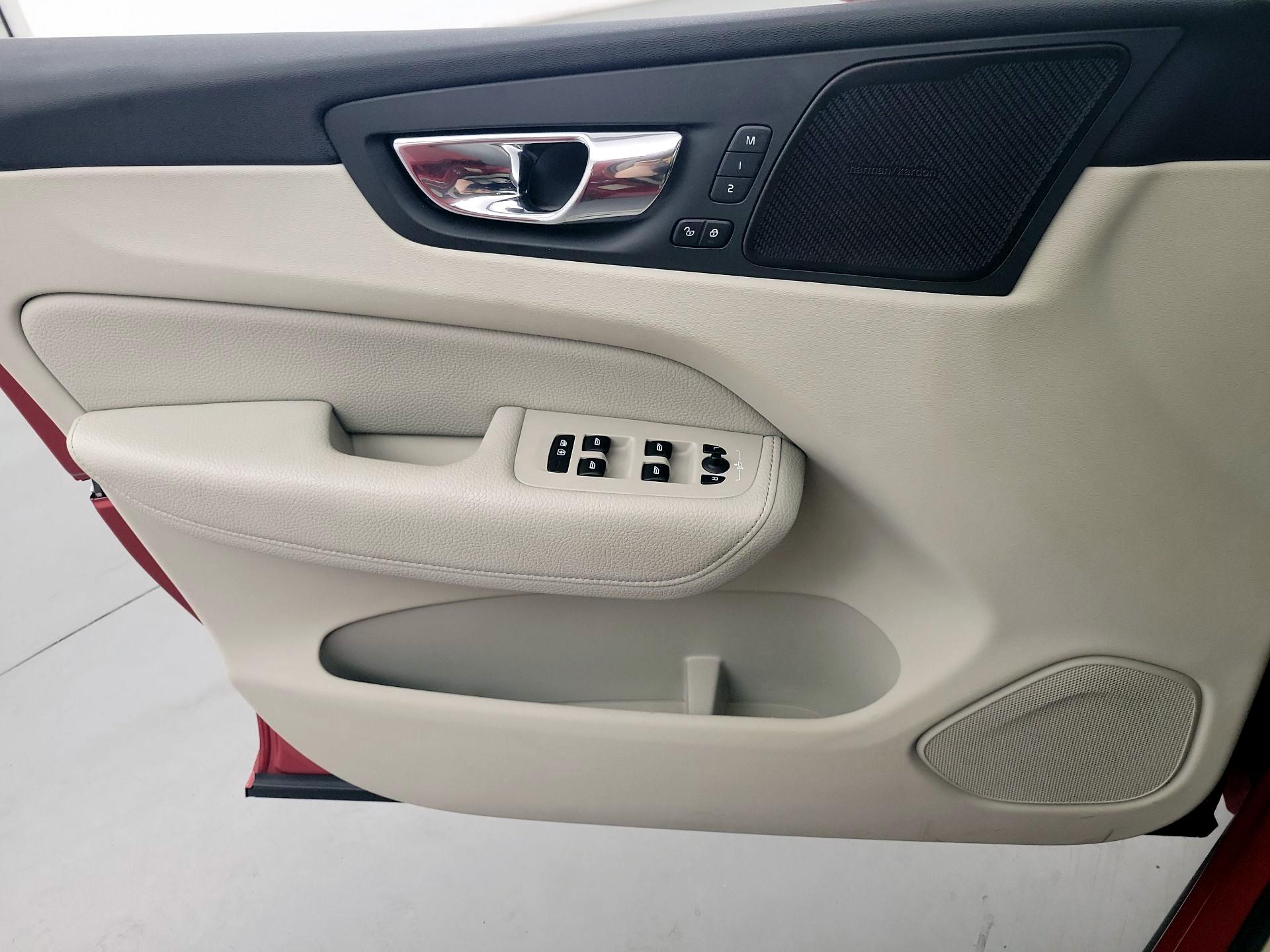 Thumbnail: 2019 Volvo XC60 - 12