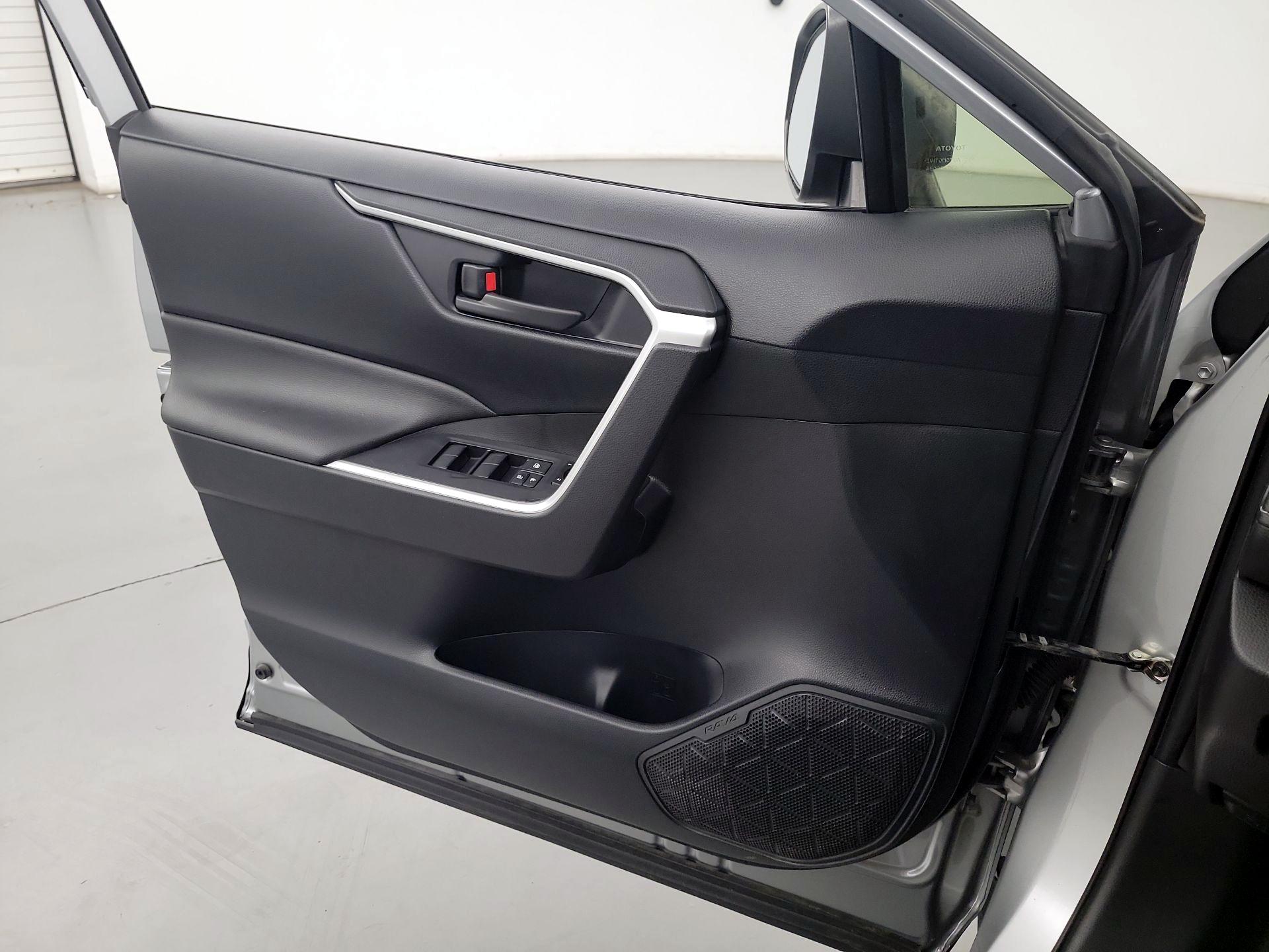 Thumbnail: 2019 Toyota RAV4 - 12