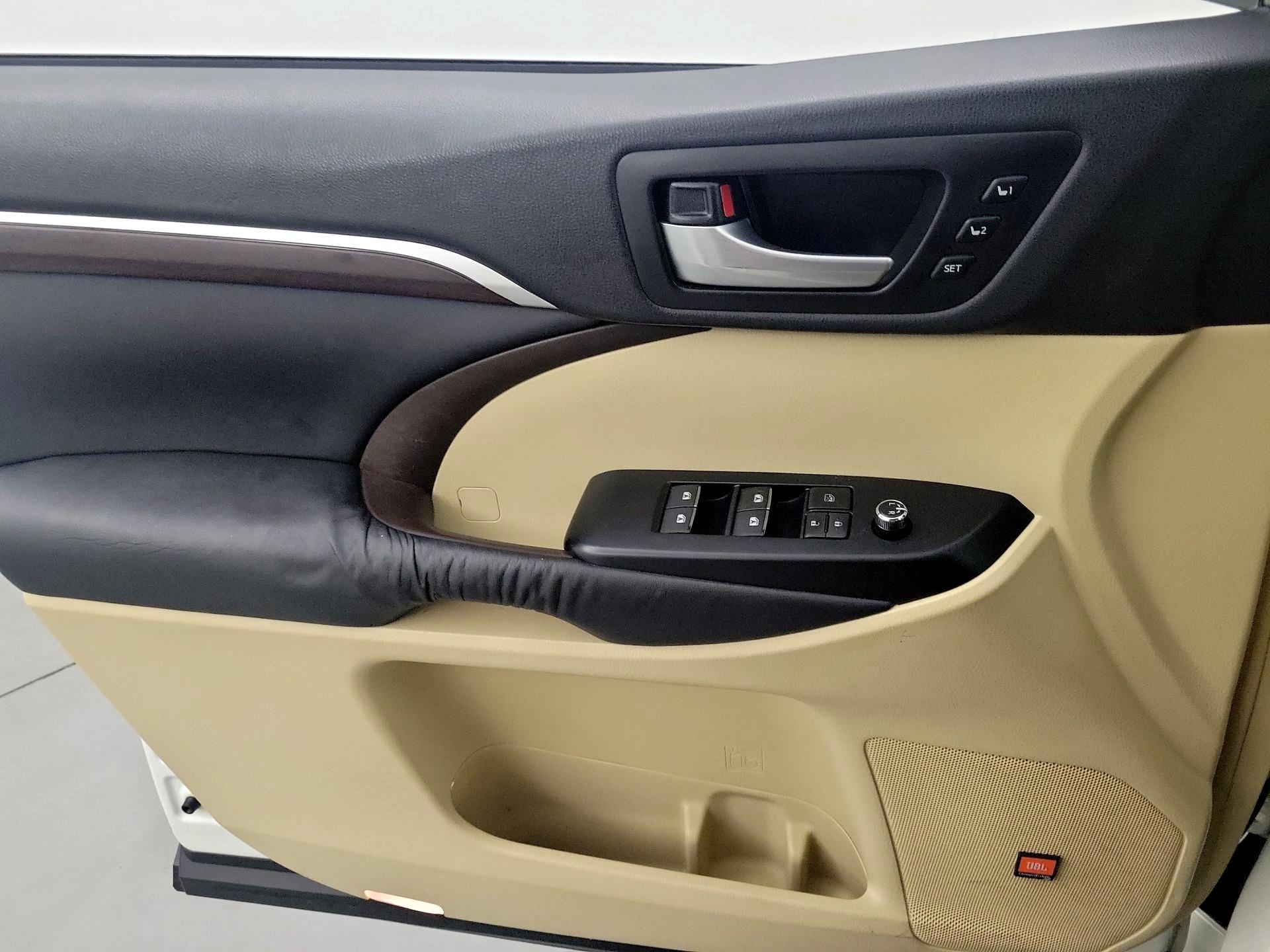 Thumbnail: 2016 Toyota Highlander - 12