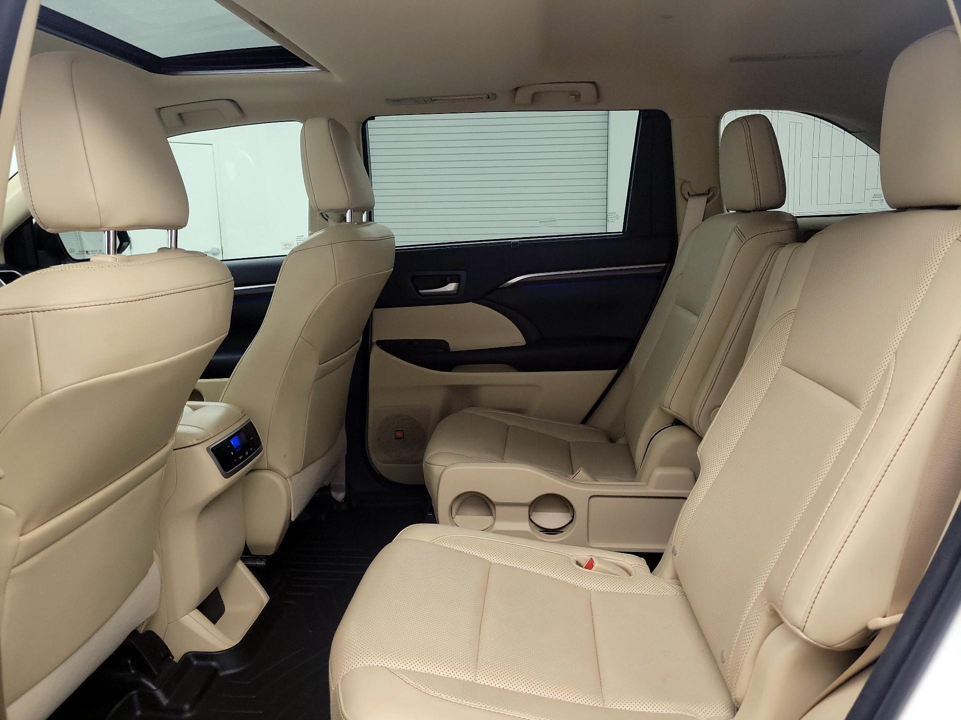Thumbnail: 2016 Toyota Highlander - 20