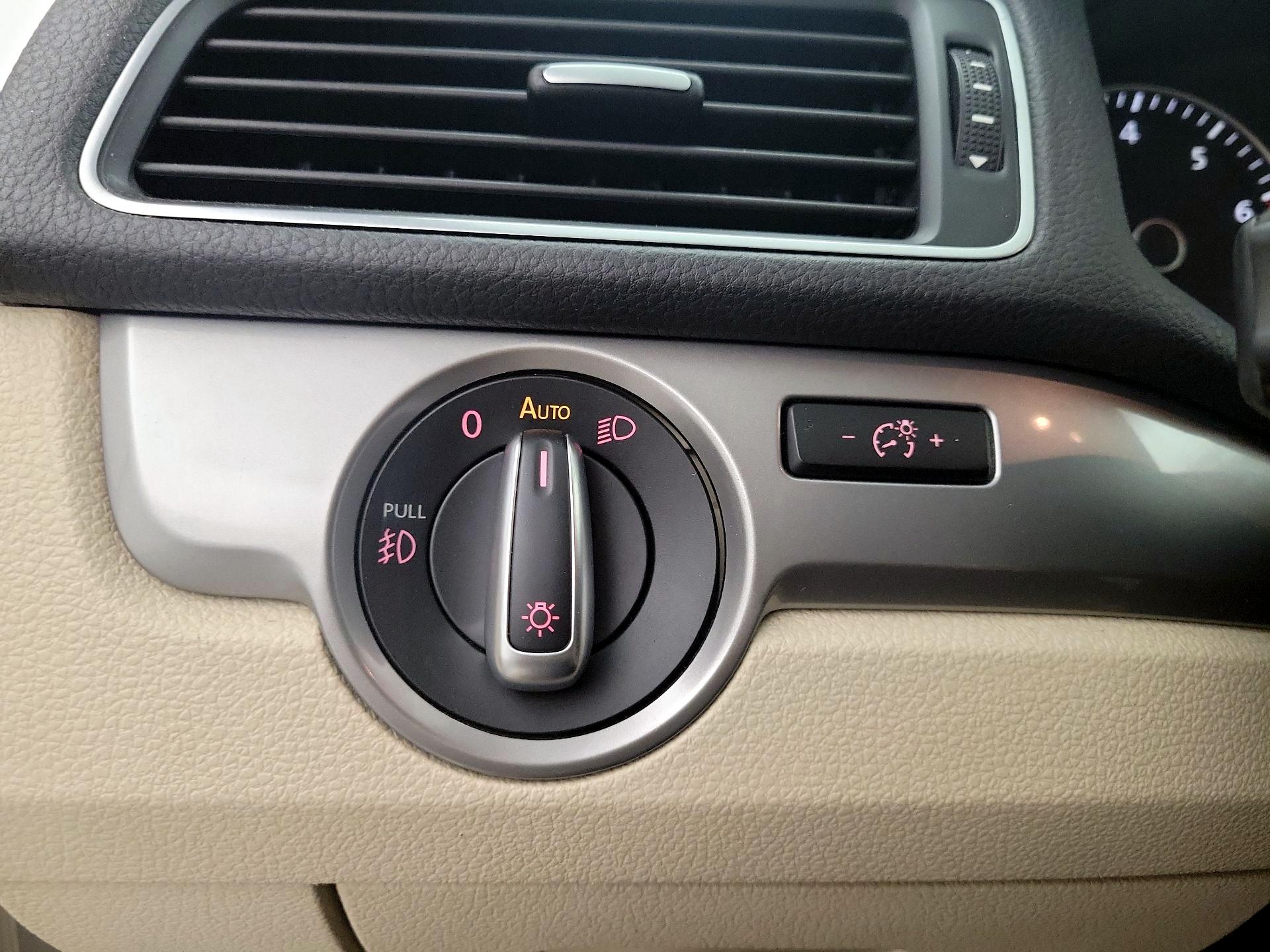 Thumbnail: 2015 Volkswagen Passat - 13