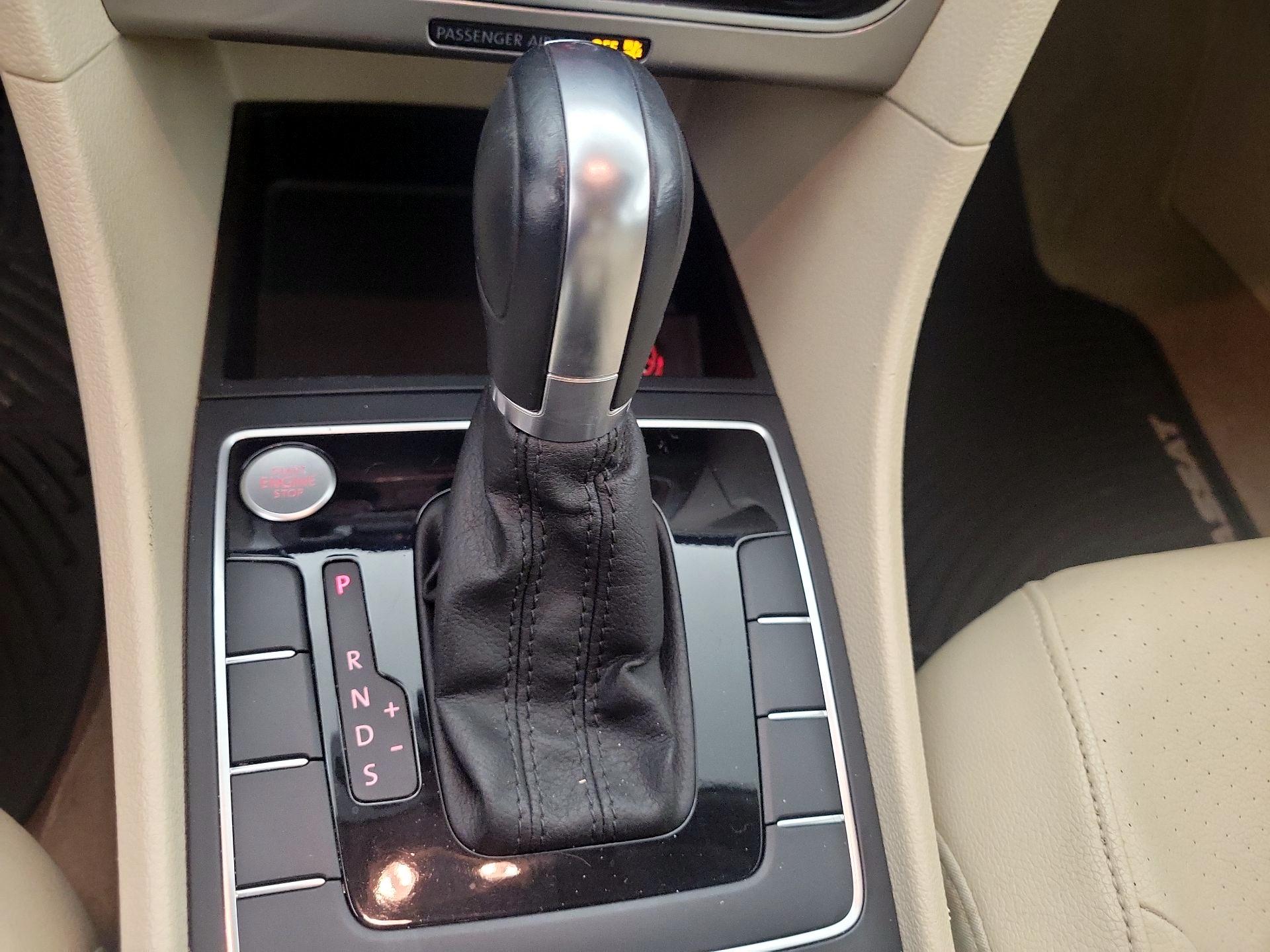 Thumbnail: 2015 Volkswagen Passat - 17