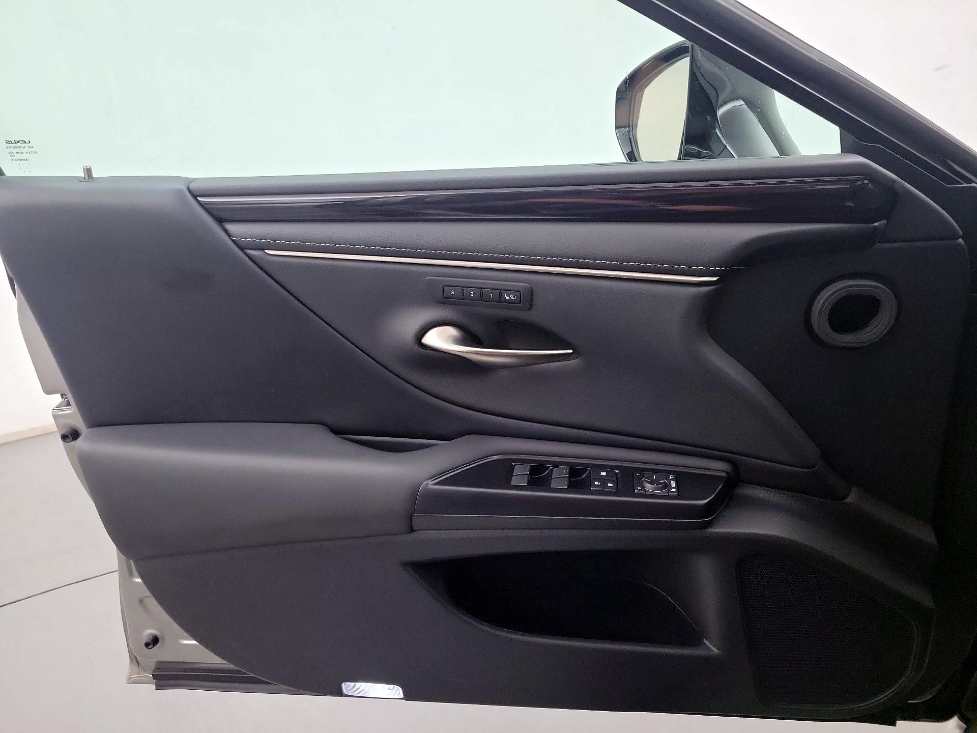 Thumbnail: 2020 Lexus ES - 12