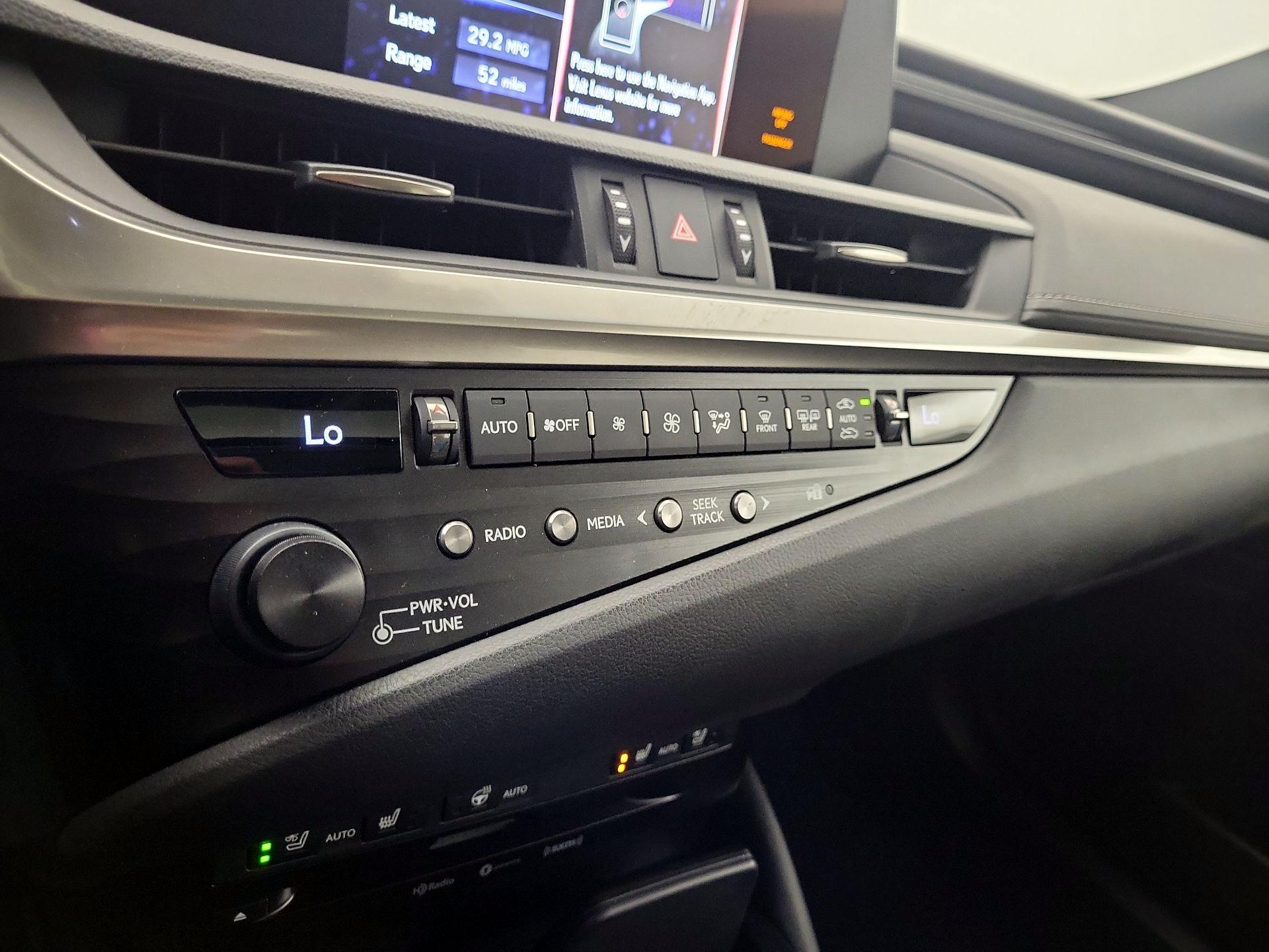 Thumbnail: 2020 Lexus ES - 16
