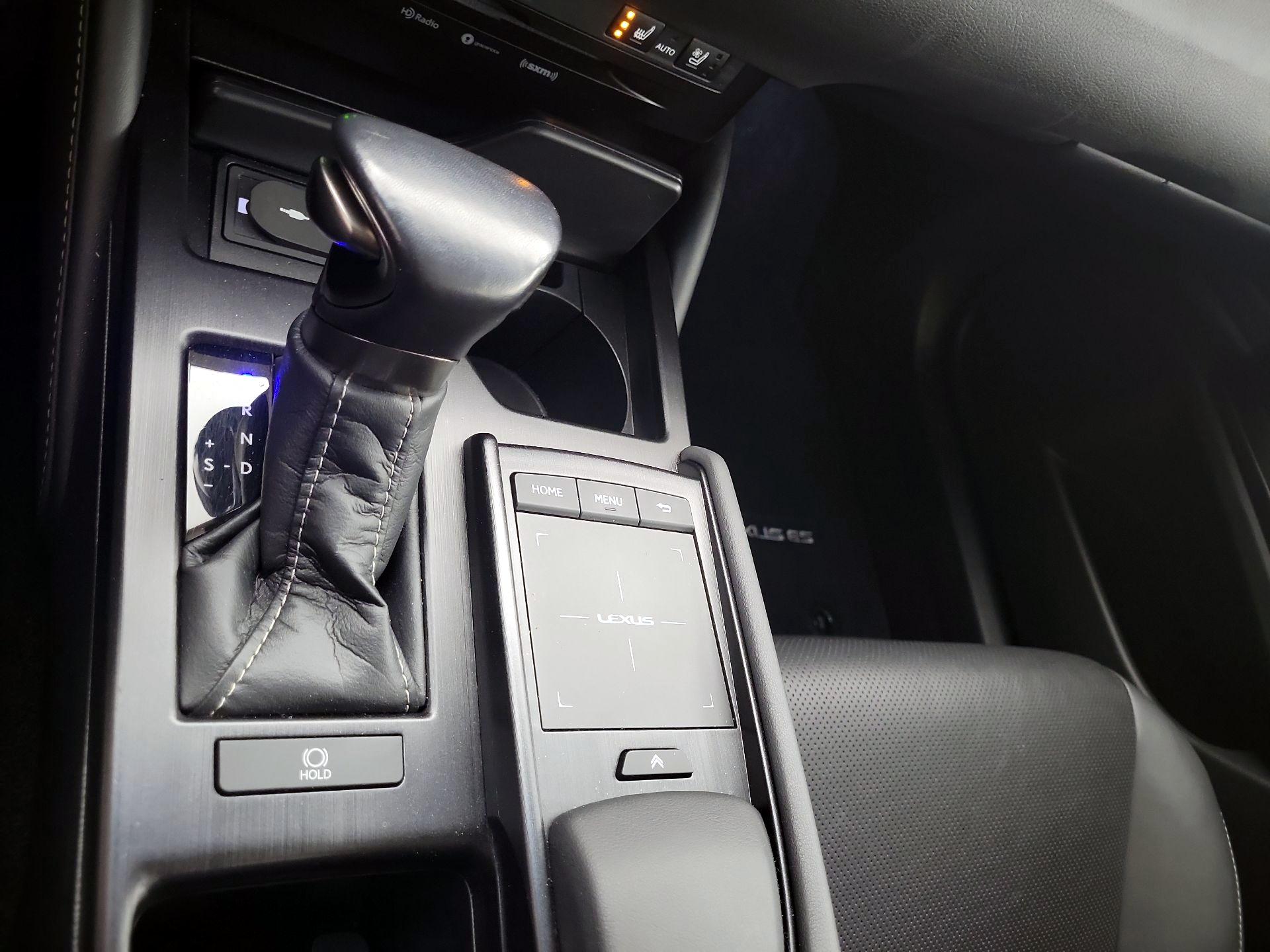 Thumbnail: 2020 Lexus ES - 17