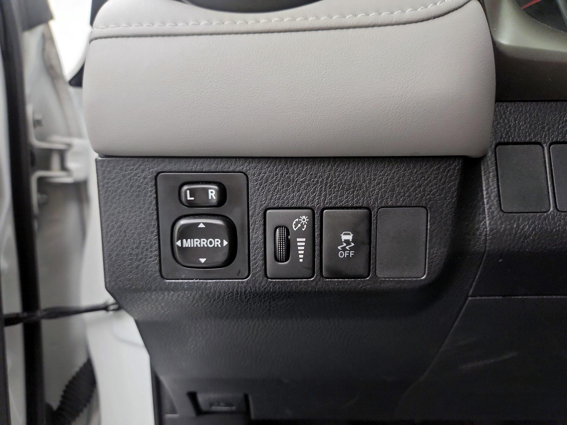 Thumbnail: 2014 Toyota RAV4 - 11