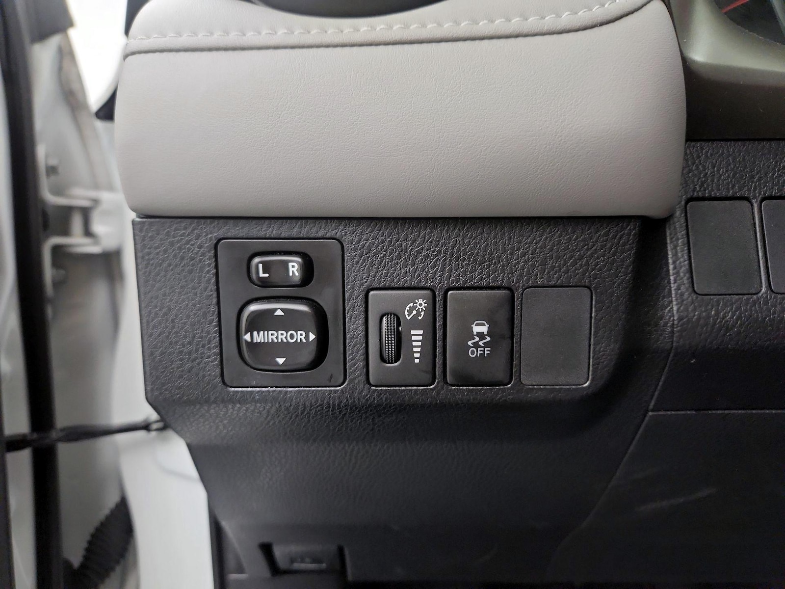 2014 Toyota RAV4 XLE - Photo 12