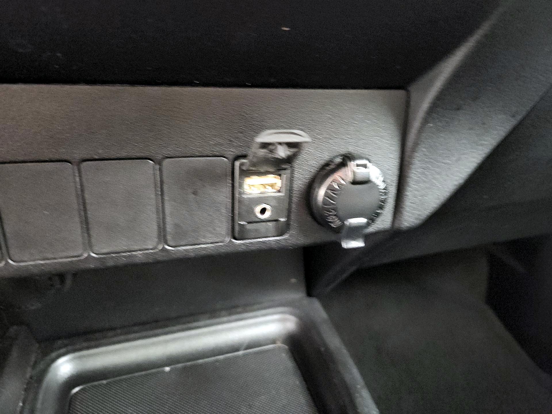 Thumbnail: 2014 Toyota RAV4 - 16