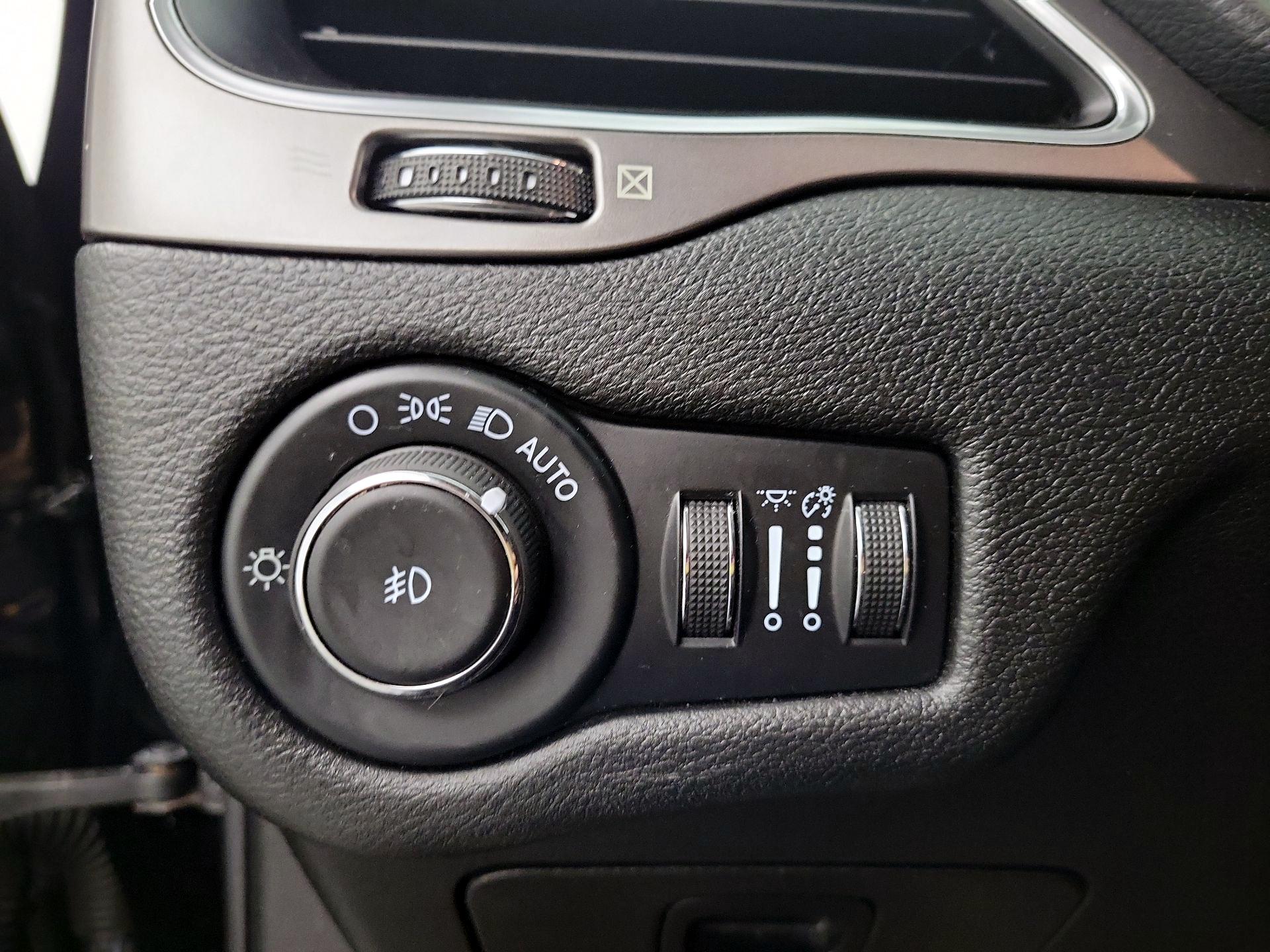 Thumbnail: 2021 Jeep Cherokee - 13