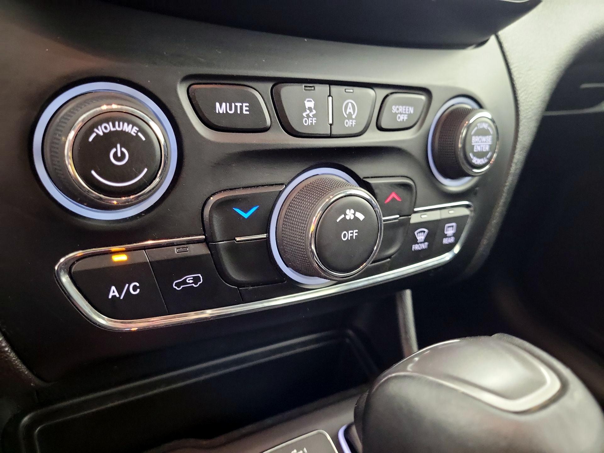 Thumbnail: 2021 Jeep Cherokee - 16