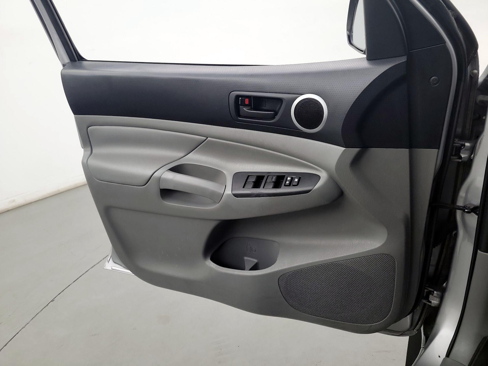 Thumbnail: 2015 Toyota Tacoma - 10