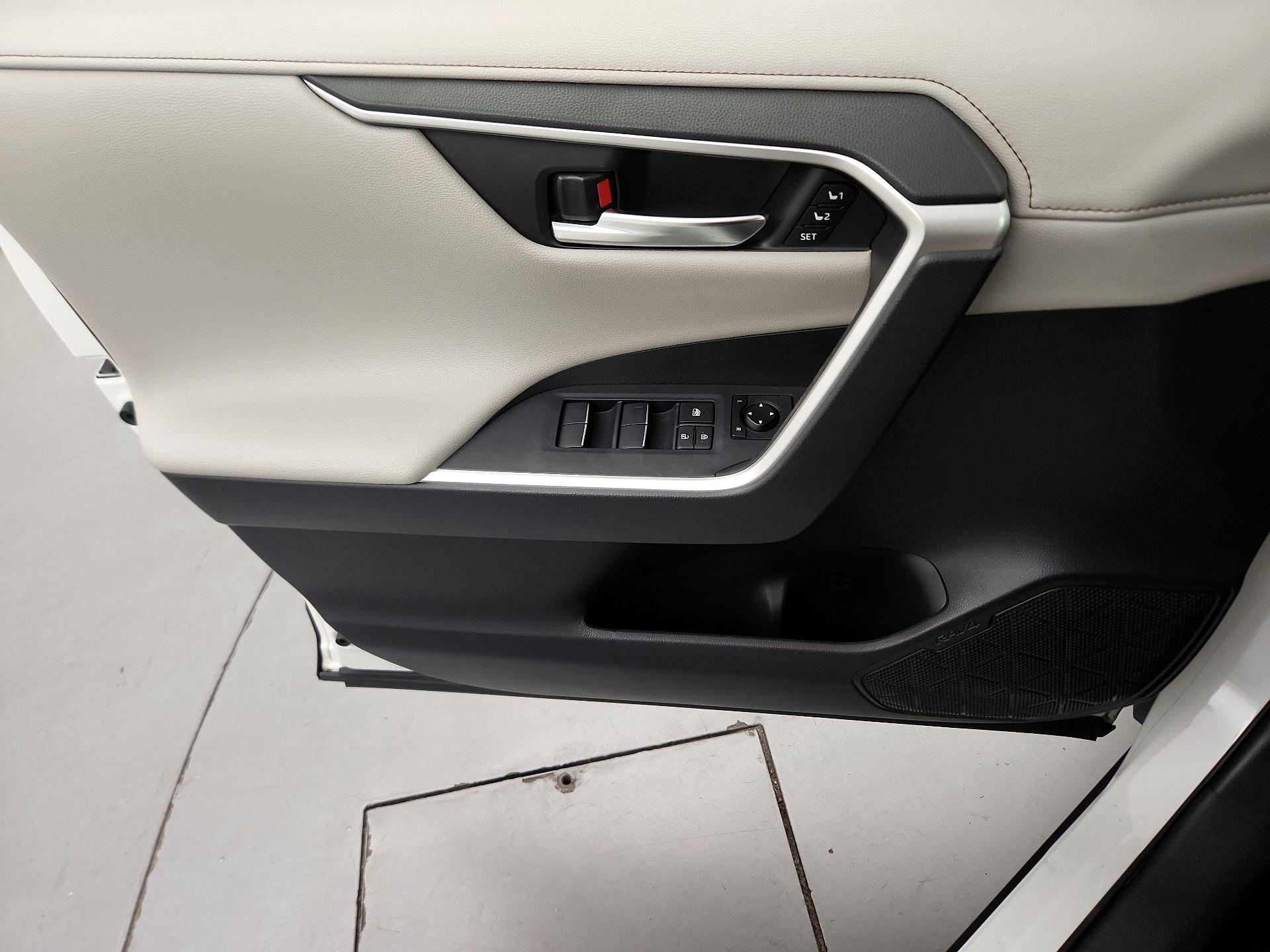 Thumbnail: 2019 Toyota RAV4 - 10