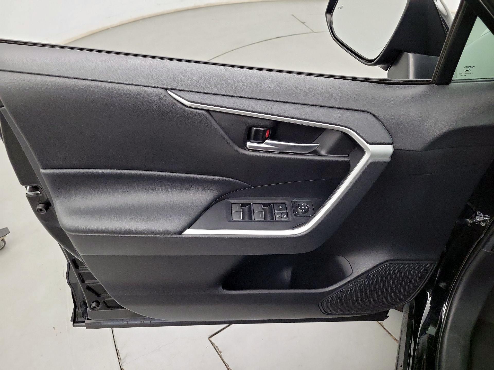 Thumbnail: 2022 Toyota RAV4 - 10
