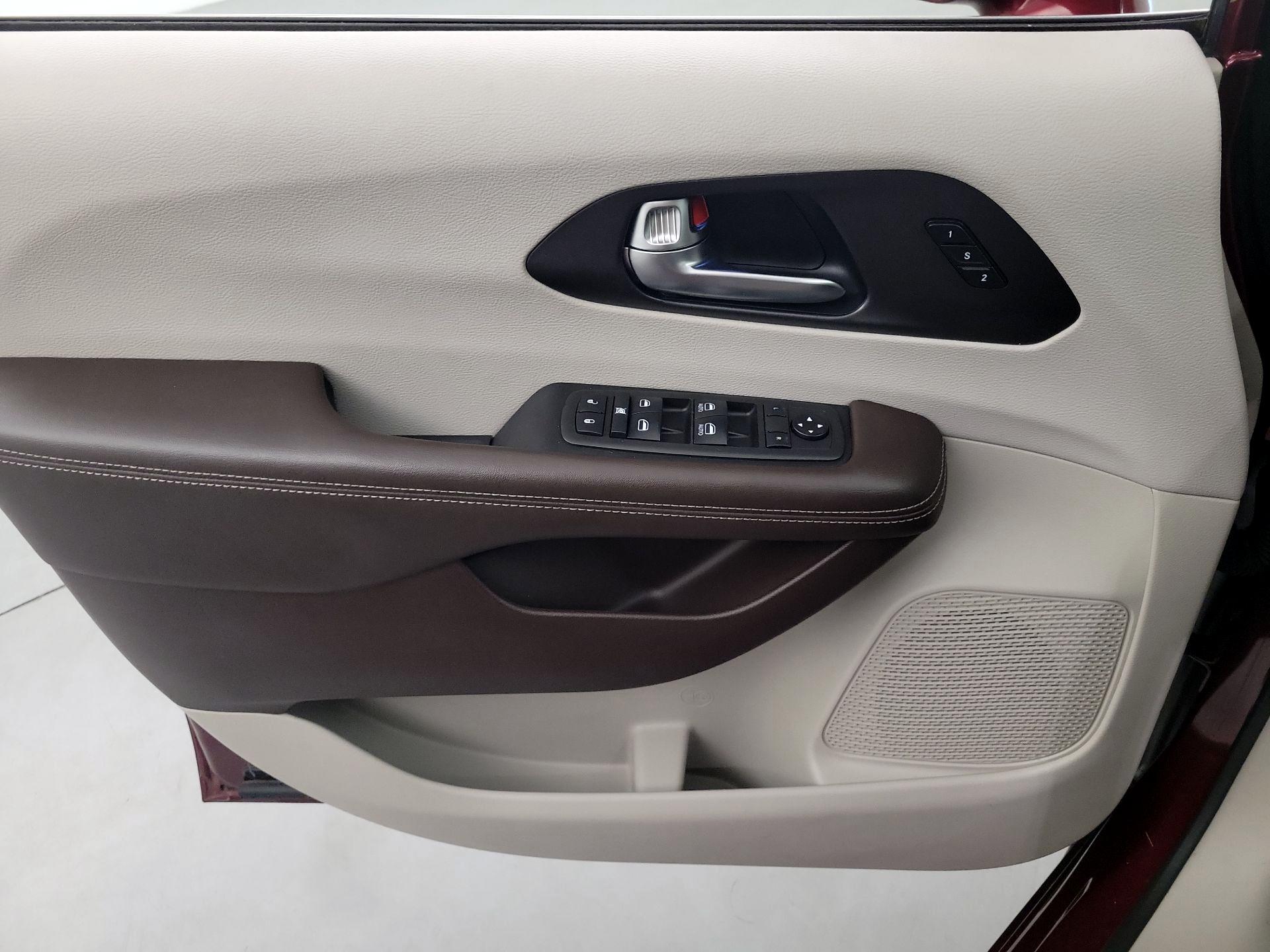 Thumbnail: 2021 Chrysler Pacifica - 12