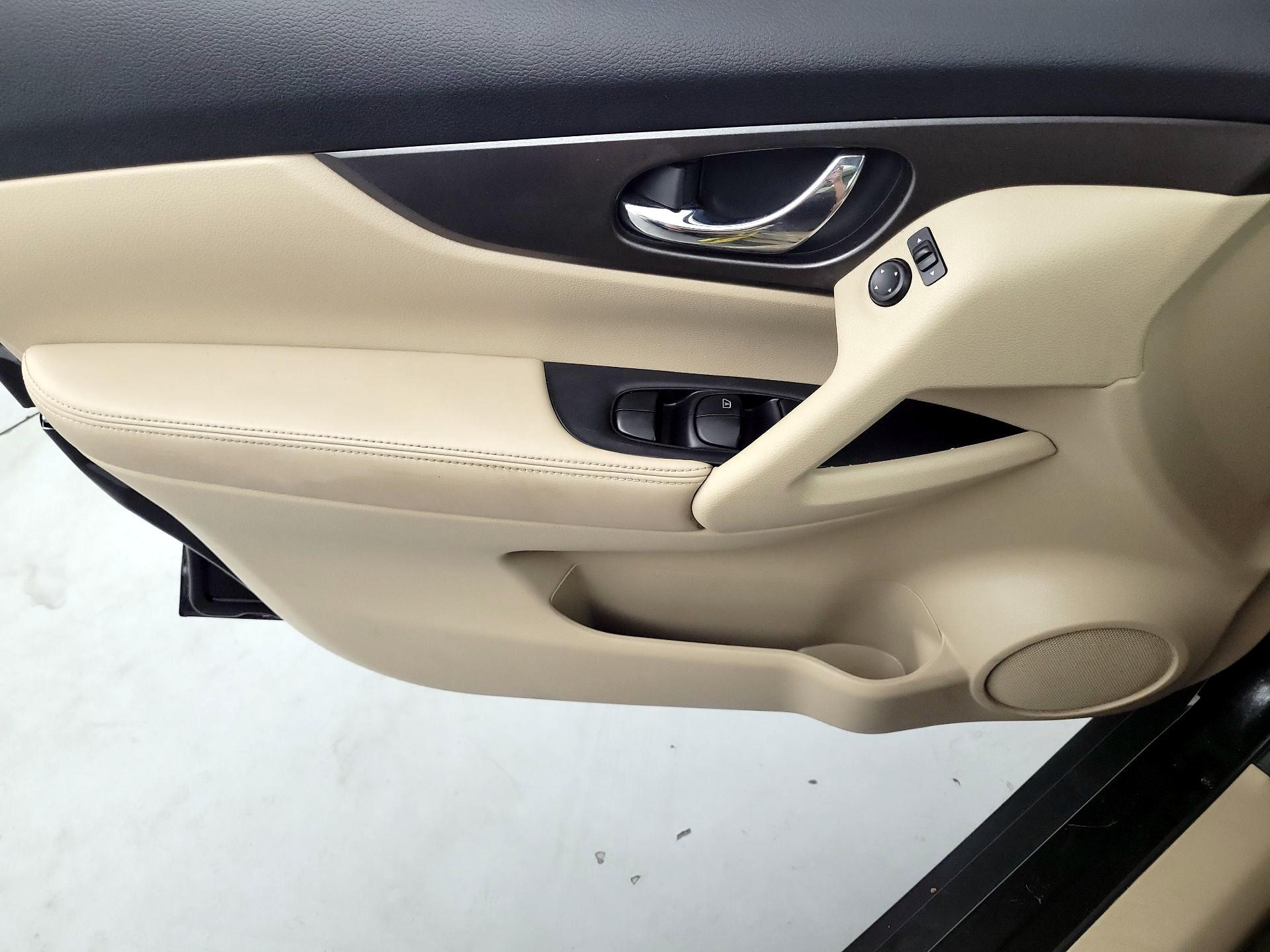 Thumbnail: 2015 Nissan Rogue - 12