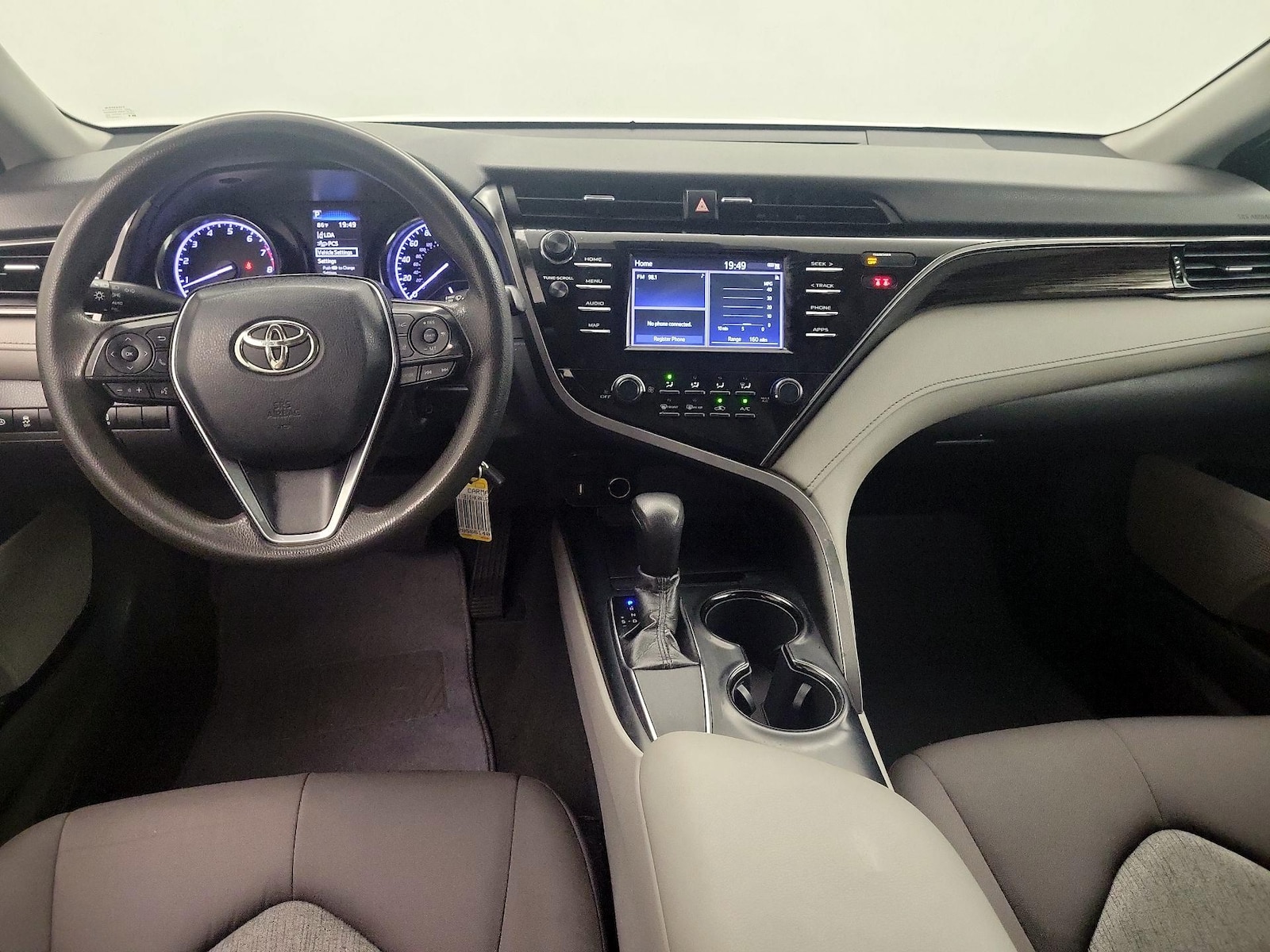 2019 Toyota Camry LE - Photo 10