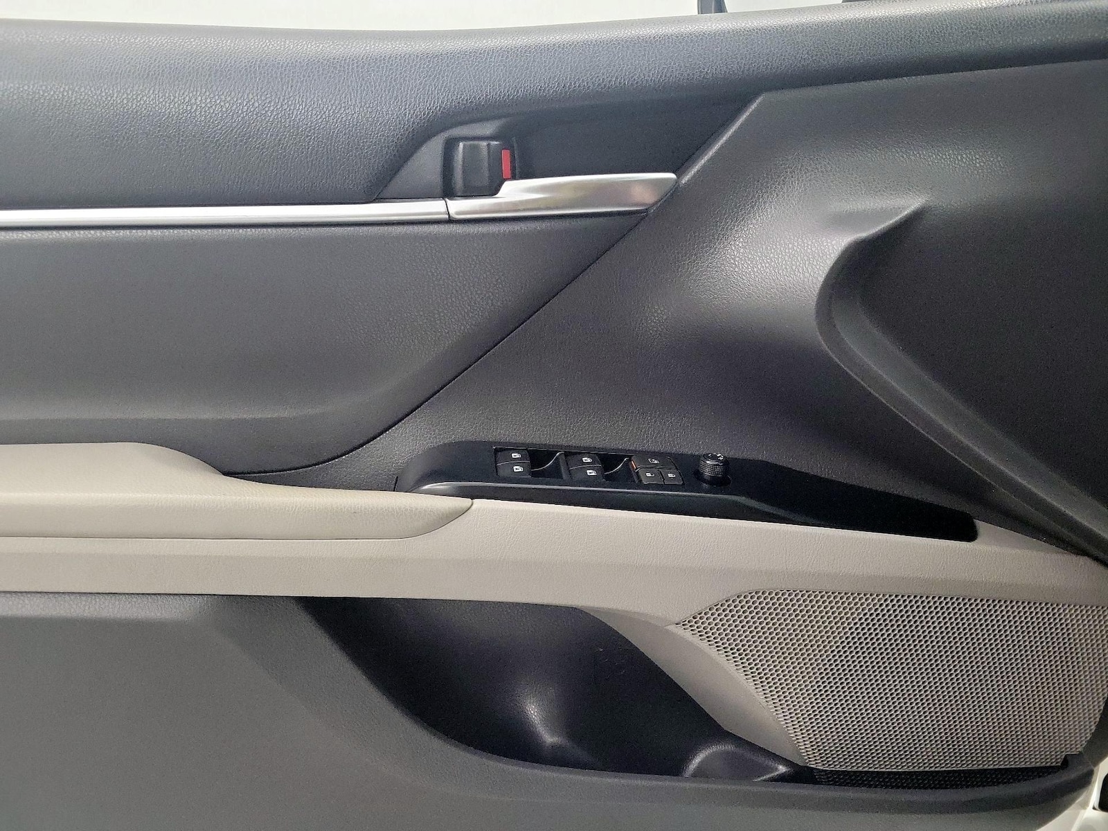 2019 Toyota Camry LE - Photo 13